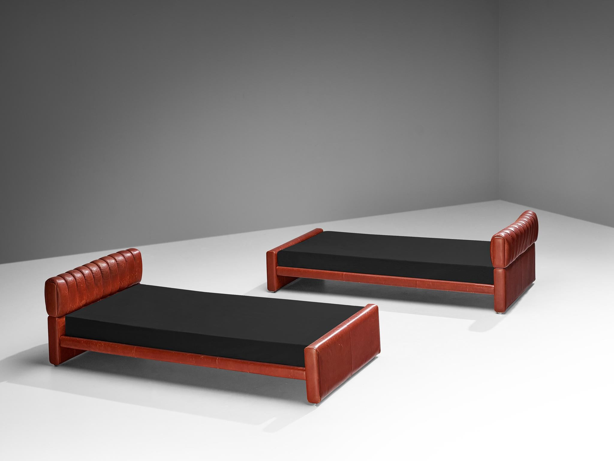Luigi Massoni for Poltrona Frau Single Beds 'Losange' in Red Leather In Good Condition For Sale In Waalwijk, NL