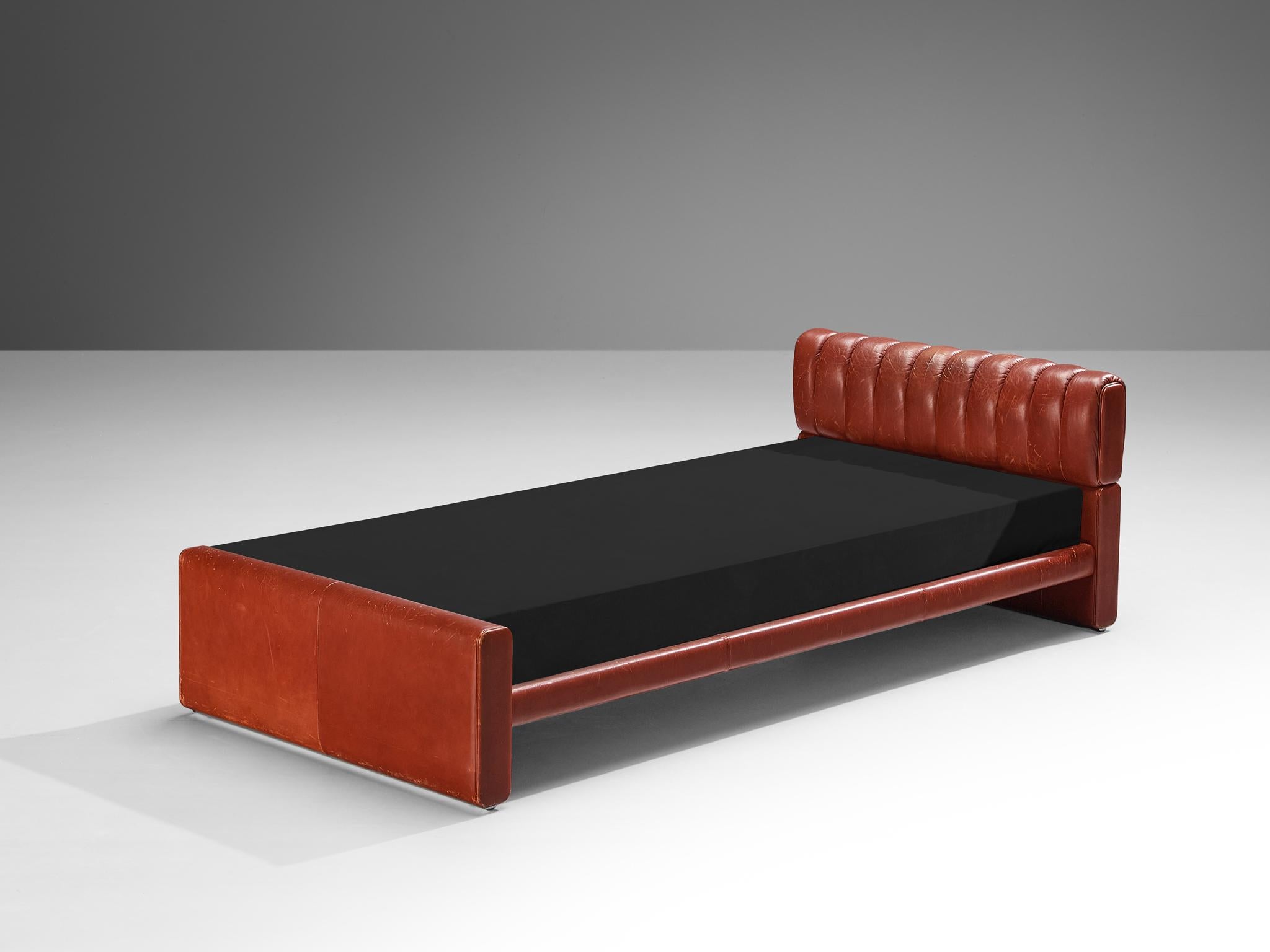 Luigi Massoni für Poltrona Frau: Einreihige Betten „Losange“ aus rotem Leder  (Aluminium) im Angebot
