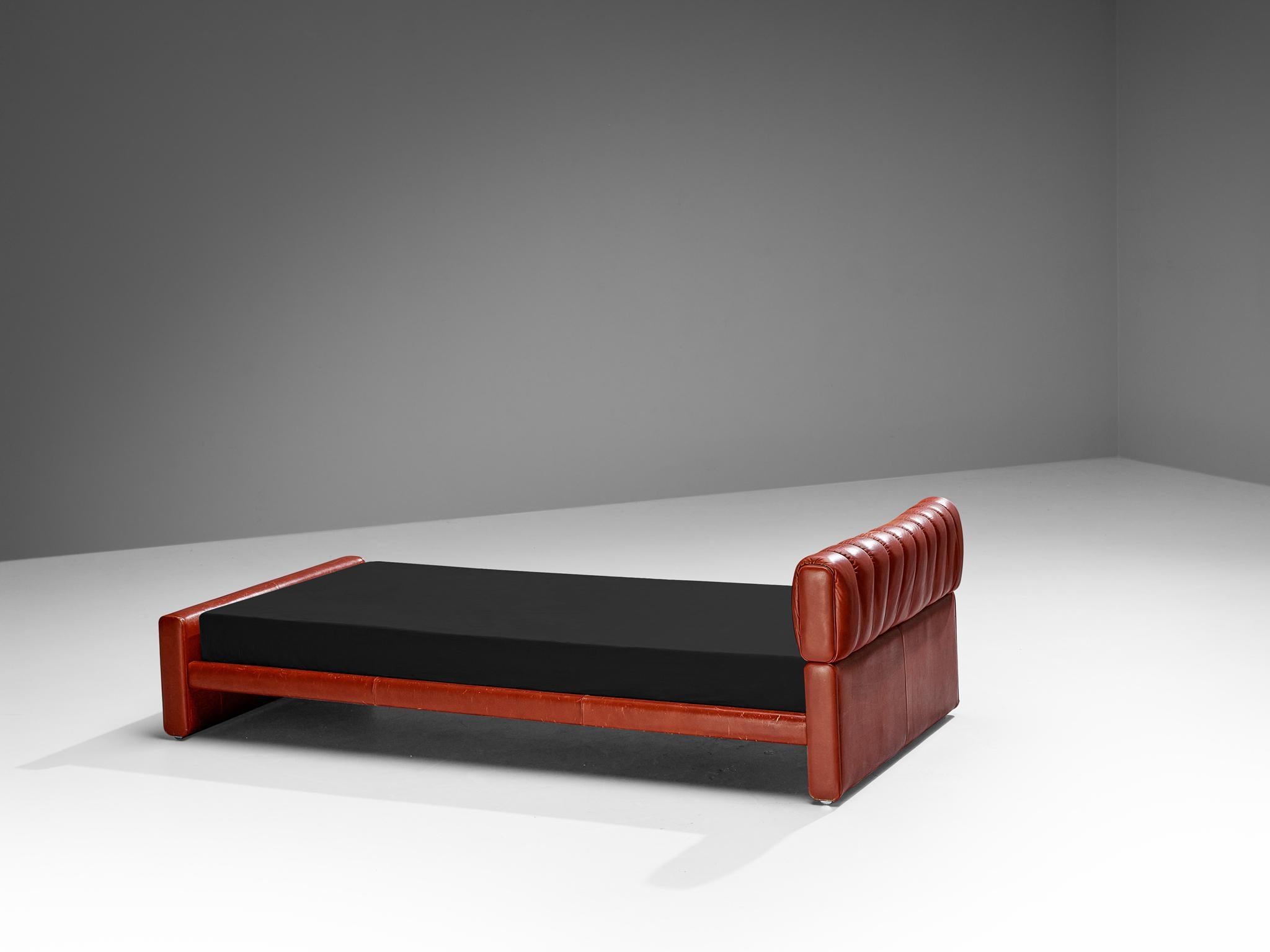 Luigi Massoni für Poltrona Frau: Einreihige Betten „Losange“ aus rotem Leder  im Angebot 2
