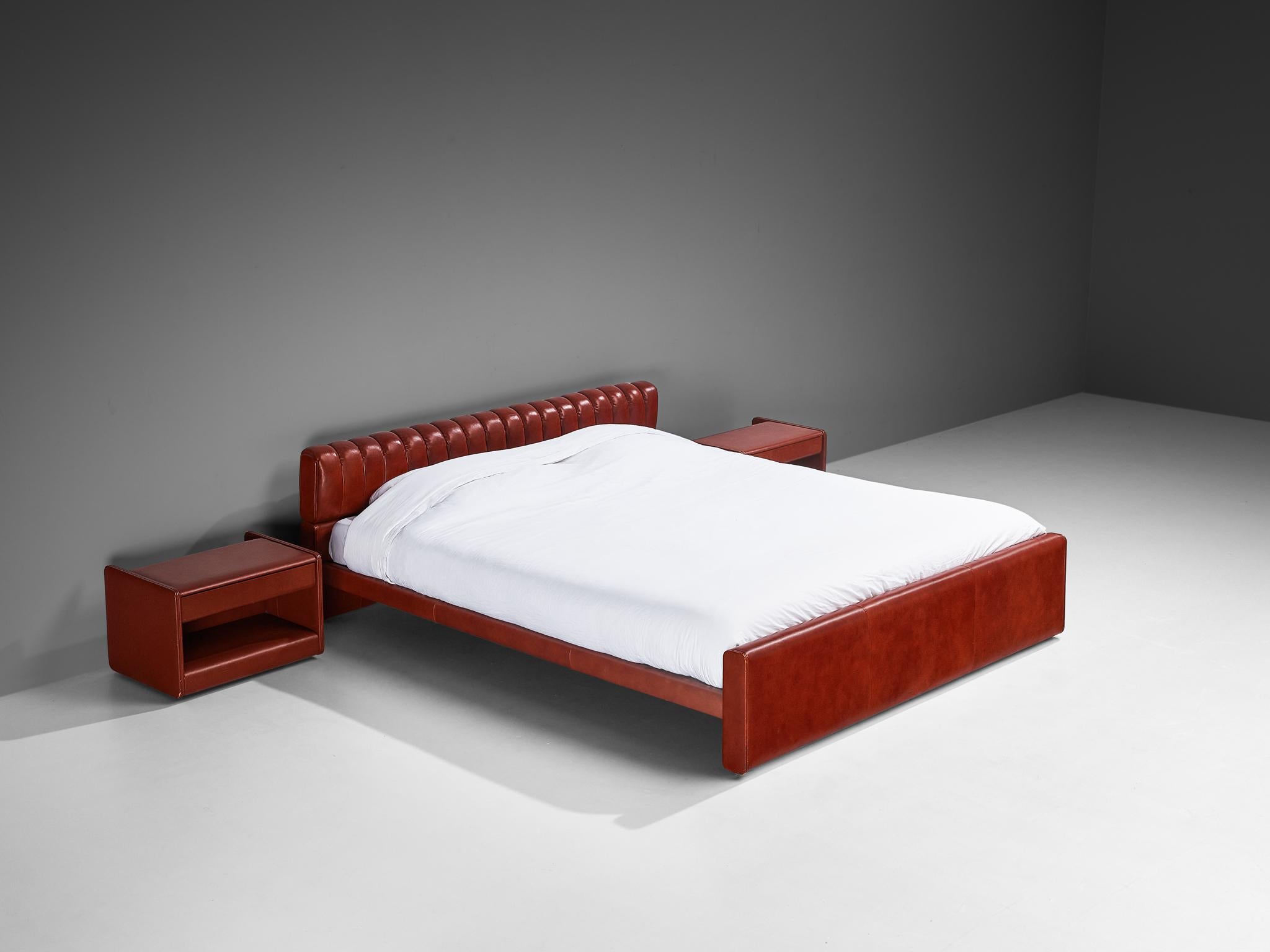 Luigi Massoni für Poltrona Frau, Doppelbett Modell 'Losange' mit Nachttischen, Holz, Leder, Aluminium, Italien, 1972

Ein klassisches Doppelbett, entworfen von Luigi Massoni im Jahr 1972. Dieses Bett ist mit einem leuchtend roten Leder bezogen, das