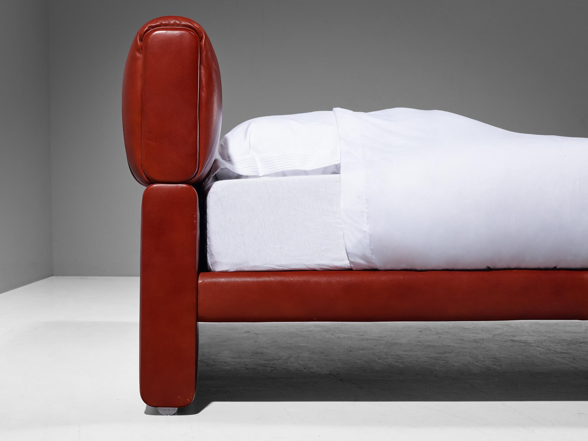 Luigi Massoni pour Poltrona Frau - Modèle de lit jumeau « Losange » en cuir rouge 2