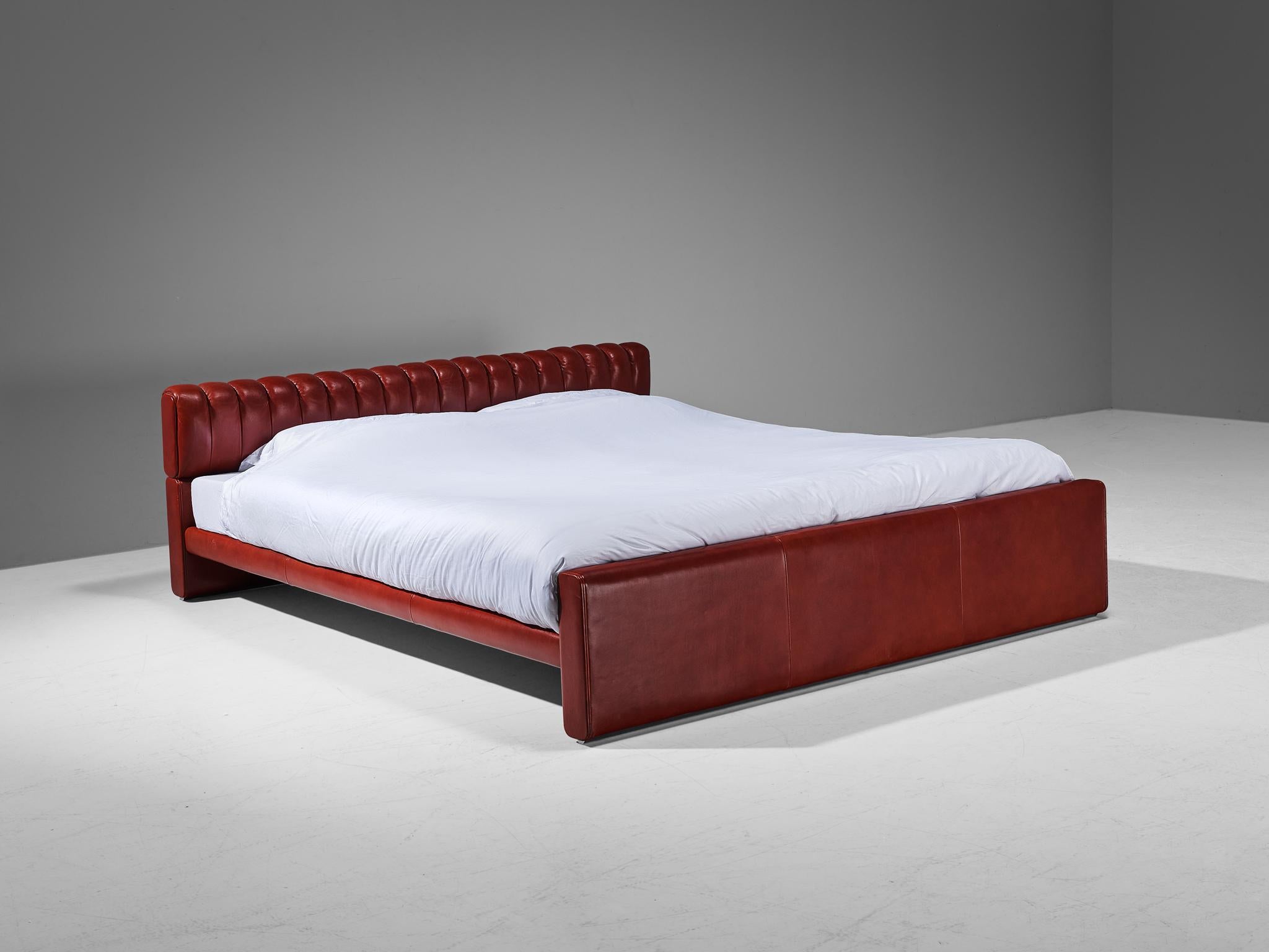 Luigi Massoni für Poltrona Frau, Doppelbett Modell 'Losange', Holz, Leder, Italien, Entwurf 1972

Ein klassisches Doppelbett, entworfen von Luigi Massoni im Jahr 1972. Dieses Bett ist mit einem leuchtend roten Leder bezogen, das sofort ins Auge