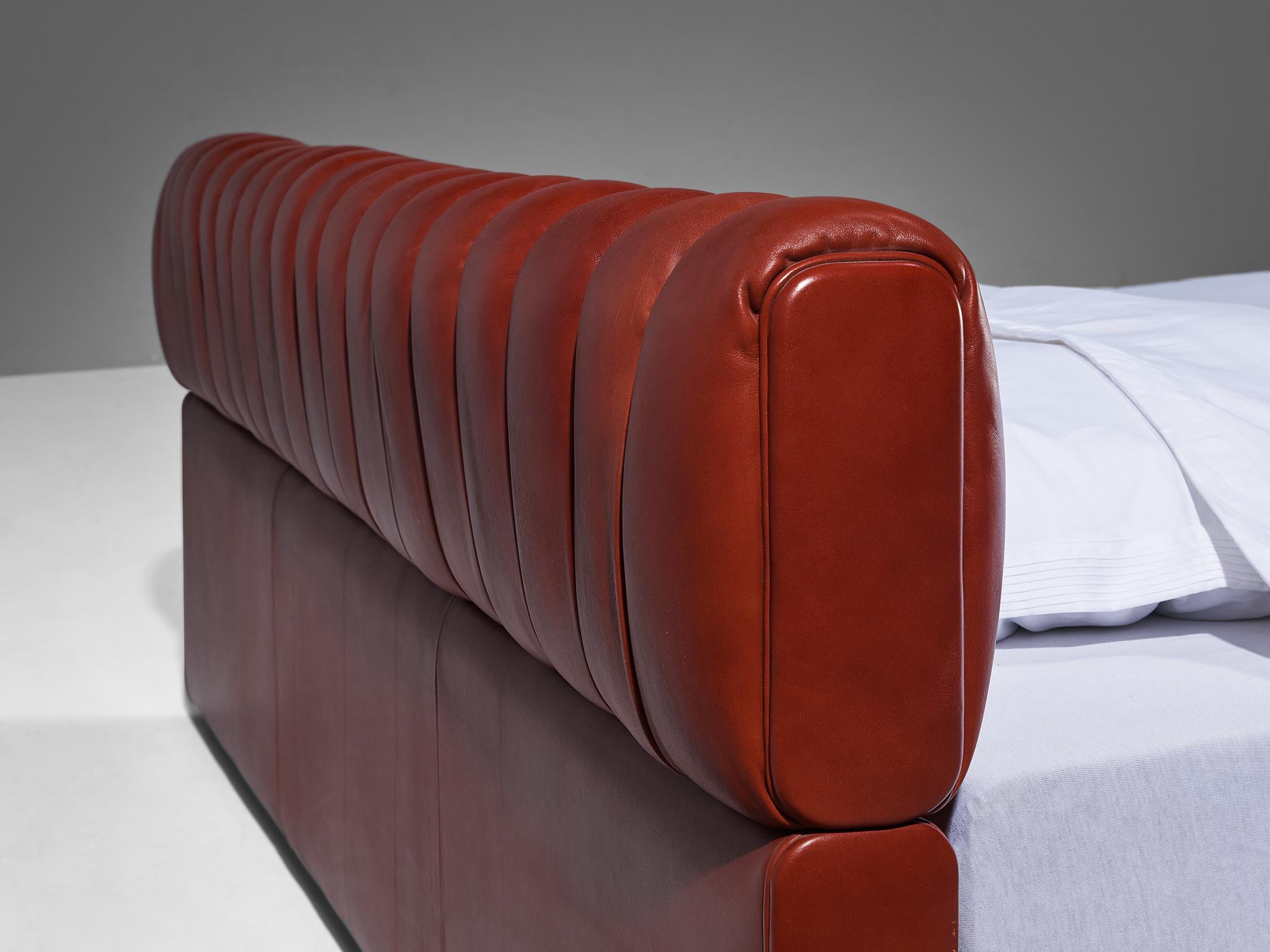 Luigi Massoni für Poltrona Frau: Twin-Bett, Modell „Losange“ aus rotem Leder (Postmoderne)