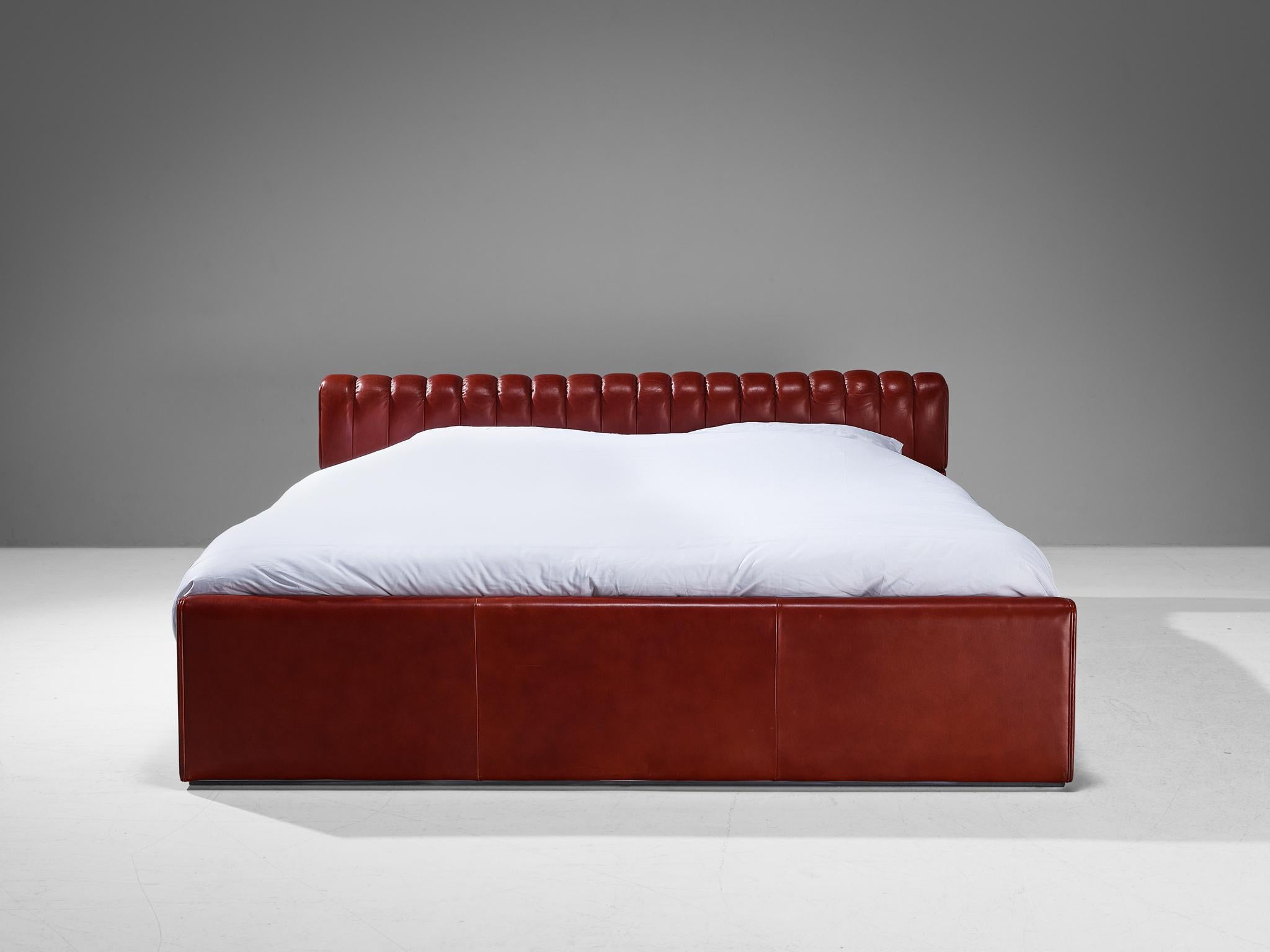 Luigi Massoni für Poltrona Frau: Twin-Bett, Modell „Losange“ aus rotem Leder (Italienisch)