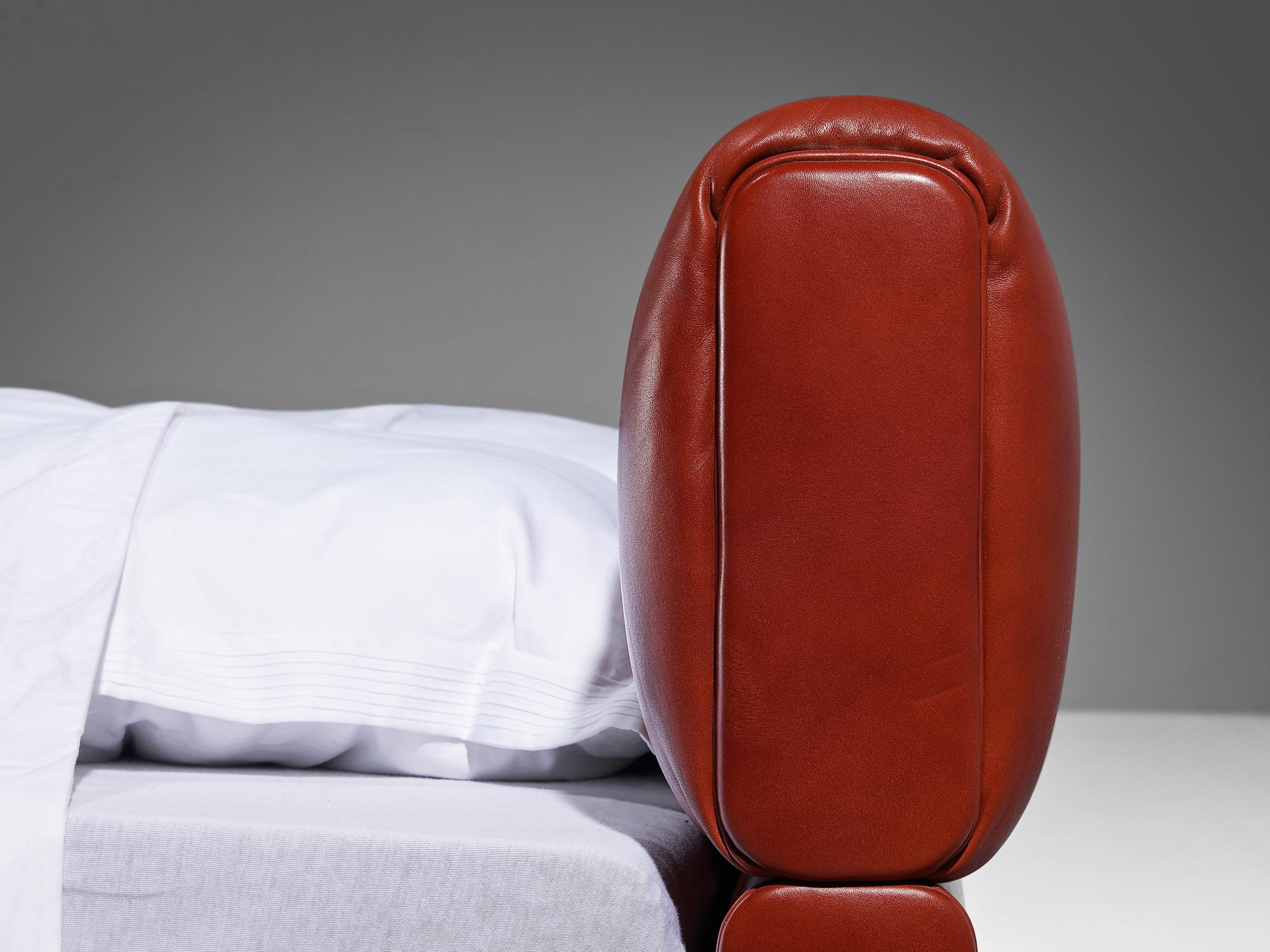 Postmoderne Luigi Massoni pour Poltrona Frau - Modèle de lit jumeau « Losange » en cuir rouge