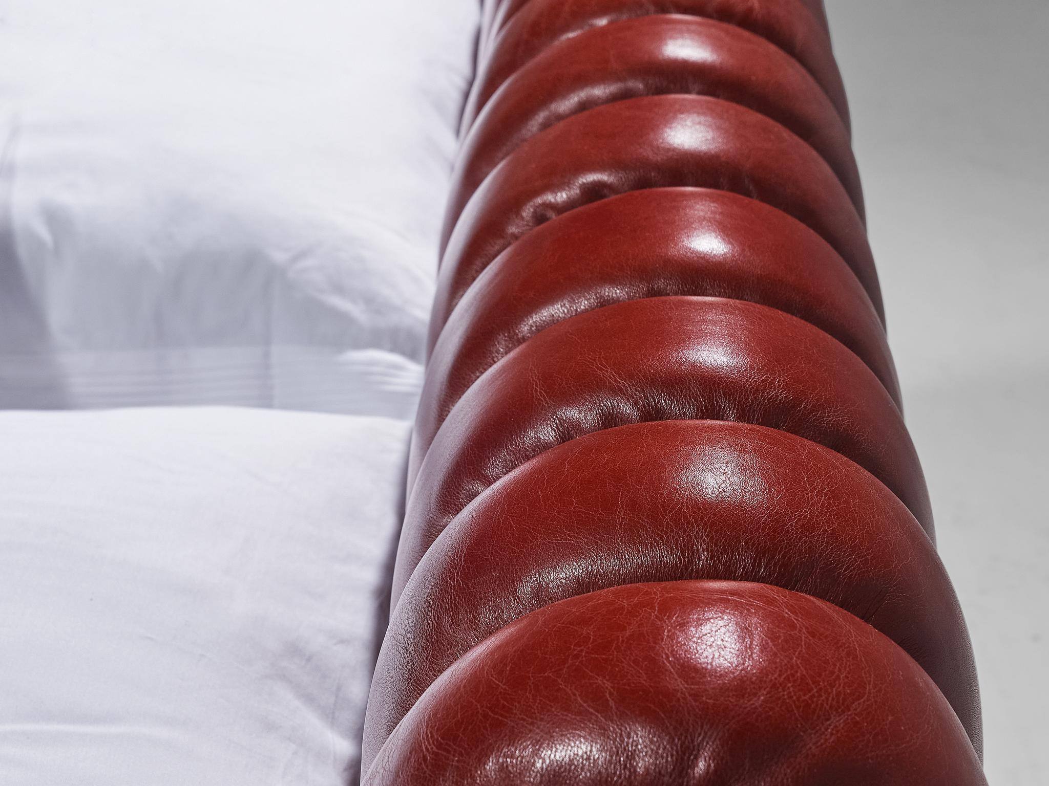 Fin du 20e siècle Luigi Massoni pour Poltrona Frau - Modèle de lit jumeau « Losange » en cuir rouge