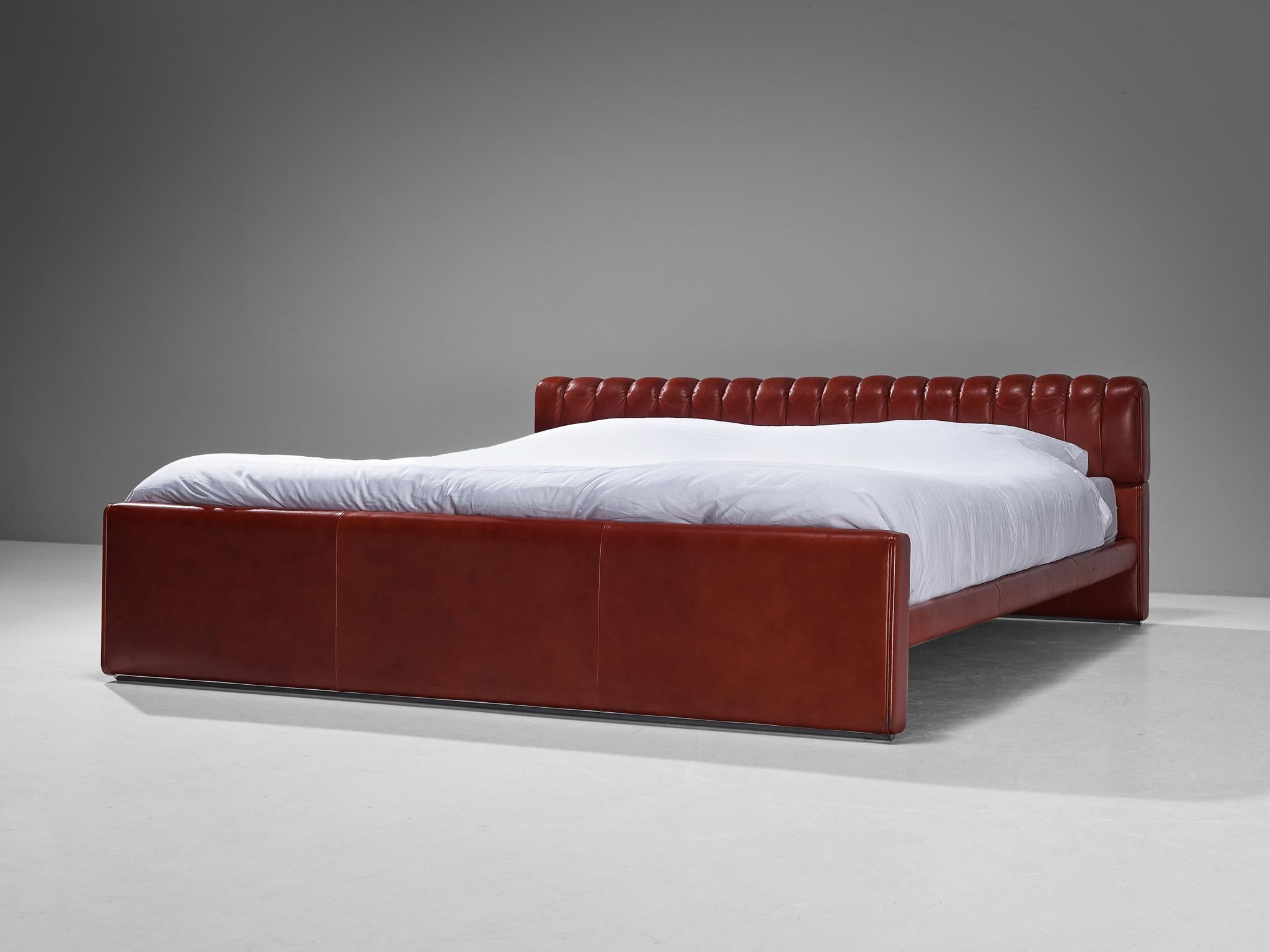 Cuir Luigi Massoni pour Poltrona Frau - Modèle de lit jumeau « Losange » en cuir rouge
