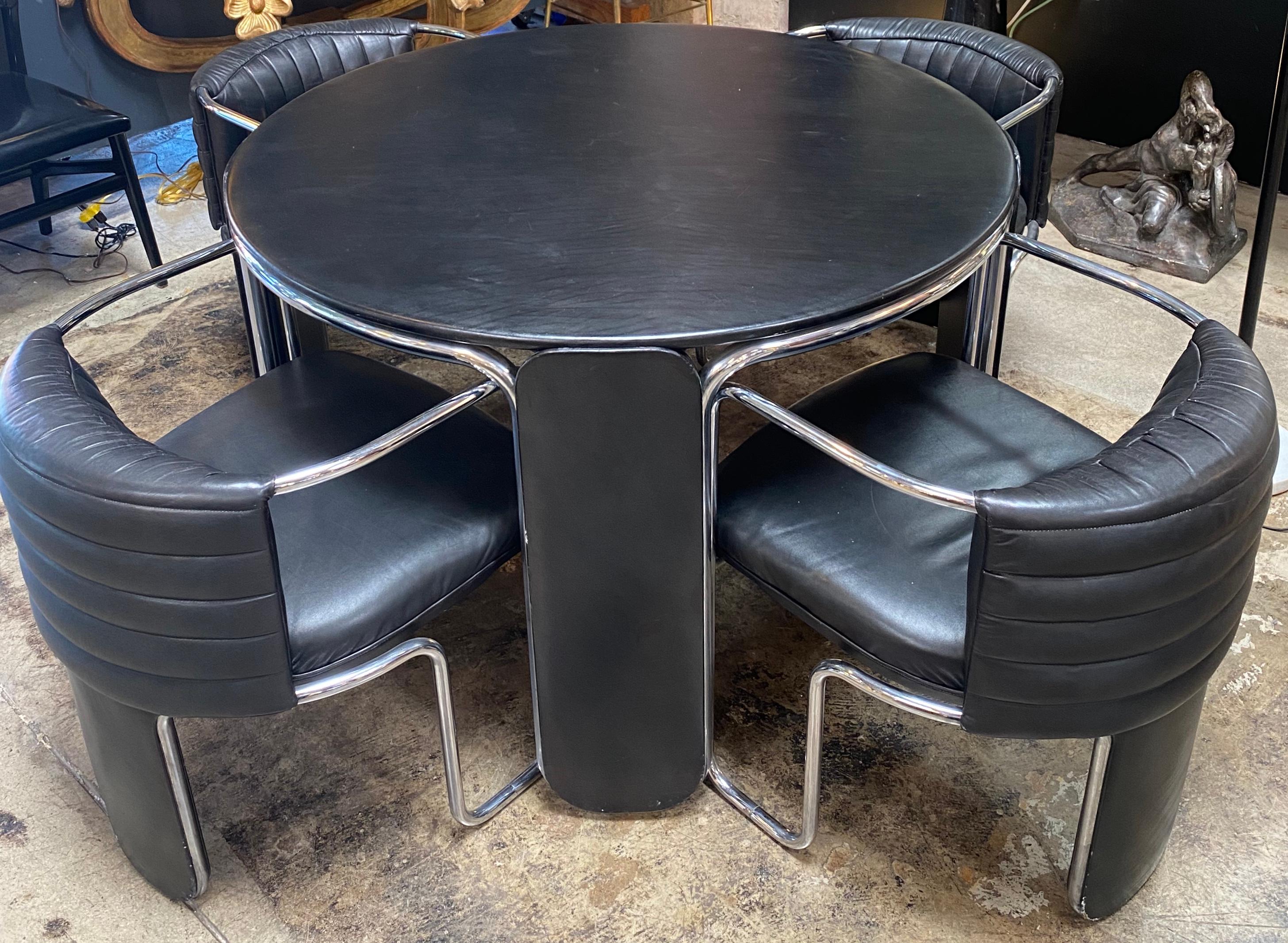 Außergewöhnlicher Spieltisch mit passenden Stühlen aus Leder und Chrom von Luigi Massoni für Poltrona Frau. Der Tisch stammt aus dem Jahr 1975 und befindet sich in einem sehr guten Zustand.

Der in Mailand geborene Massoni wurde am Collettivo di