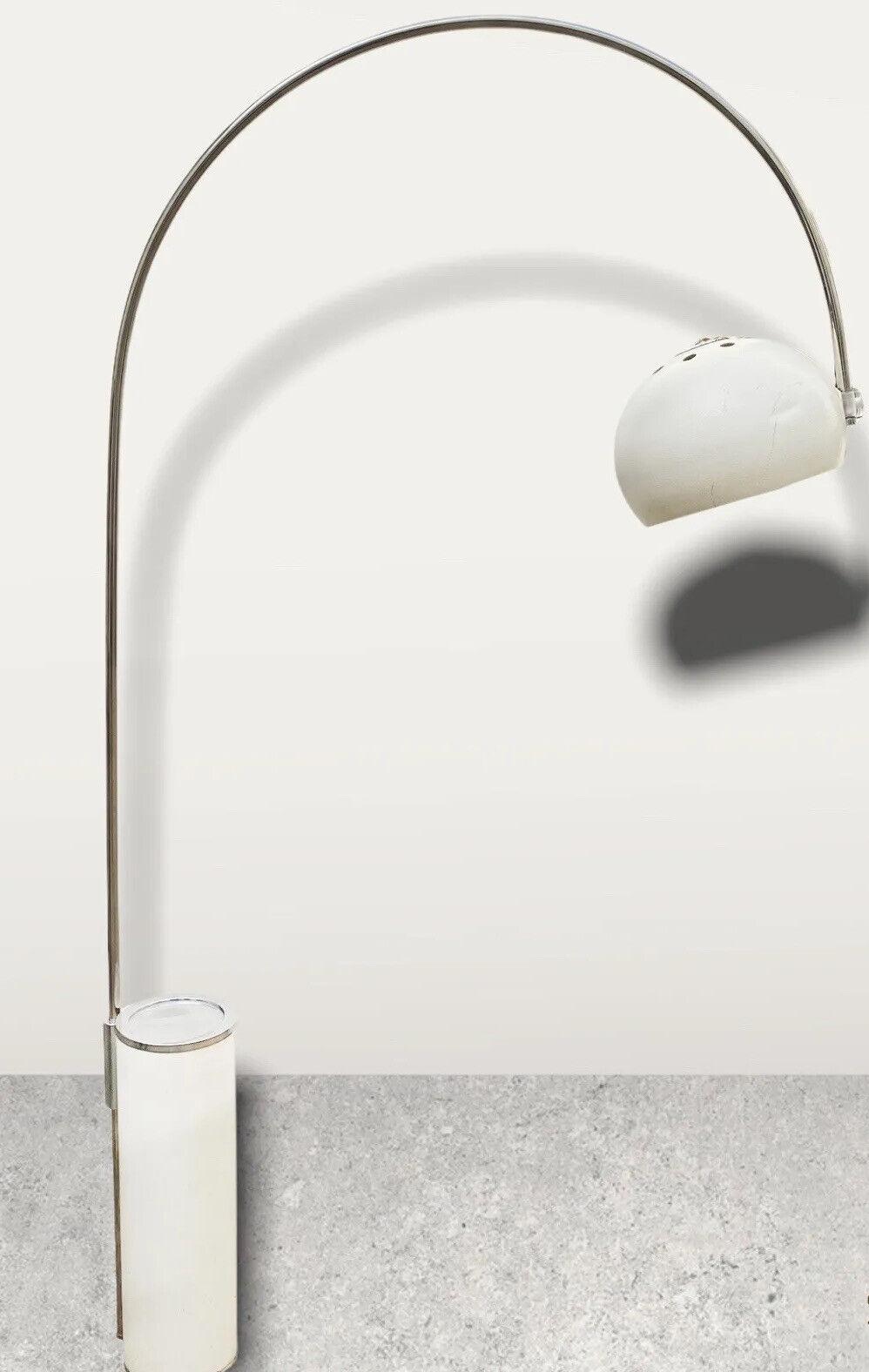AÑOS 70 - HERMOSA Y ELEGANTE LÁMPARA DE ARCO DE LUIGI MASSONI PARA HARVEY GUZZINI.

ESTRUCTURA DE ACERO CROMADO, BASE DE FUNDICIÓN GRUESA, DIFUSOR DE METAL ESMALTADO.

EL ARTÍCULO SE ENCUENTRA EN MUY BUEN ESTADO DE CONSERVACIÓN, NO HAY DEFECTOS