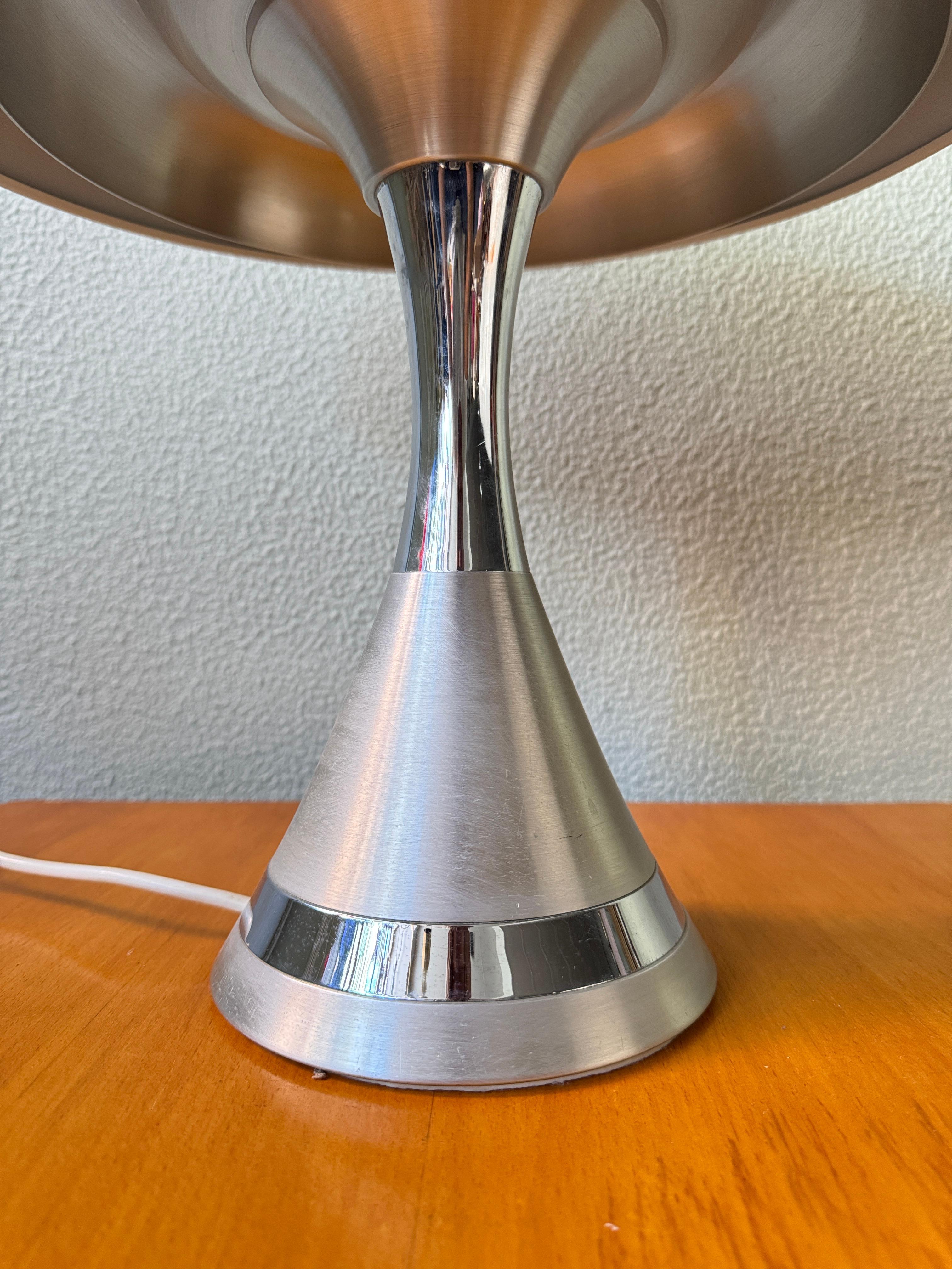 Luigi Massoni Pilz Tischlampe Harvey Guzzini Aluminium Chrom Italien 1970er im Angebot 5