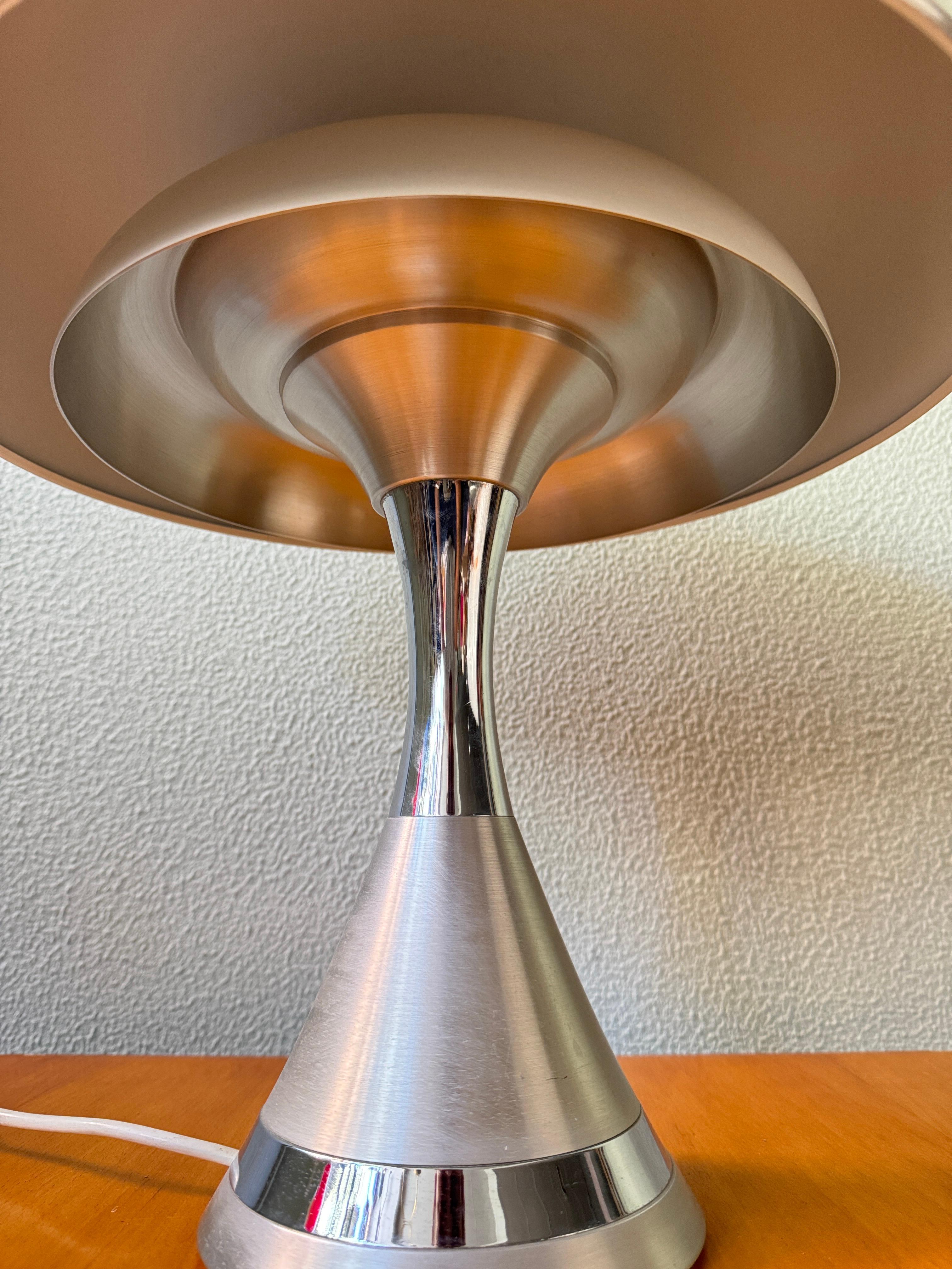 Luigi Massoni Pilz Tischlampe Harvey Guzzini Aluminium Chrom Italien 1970er im Angebot 6