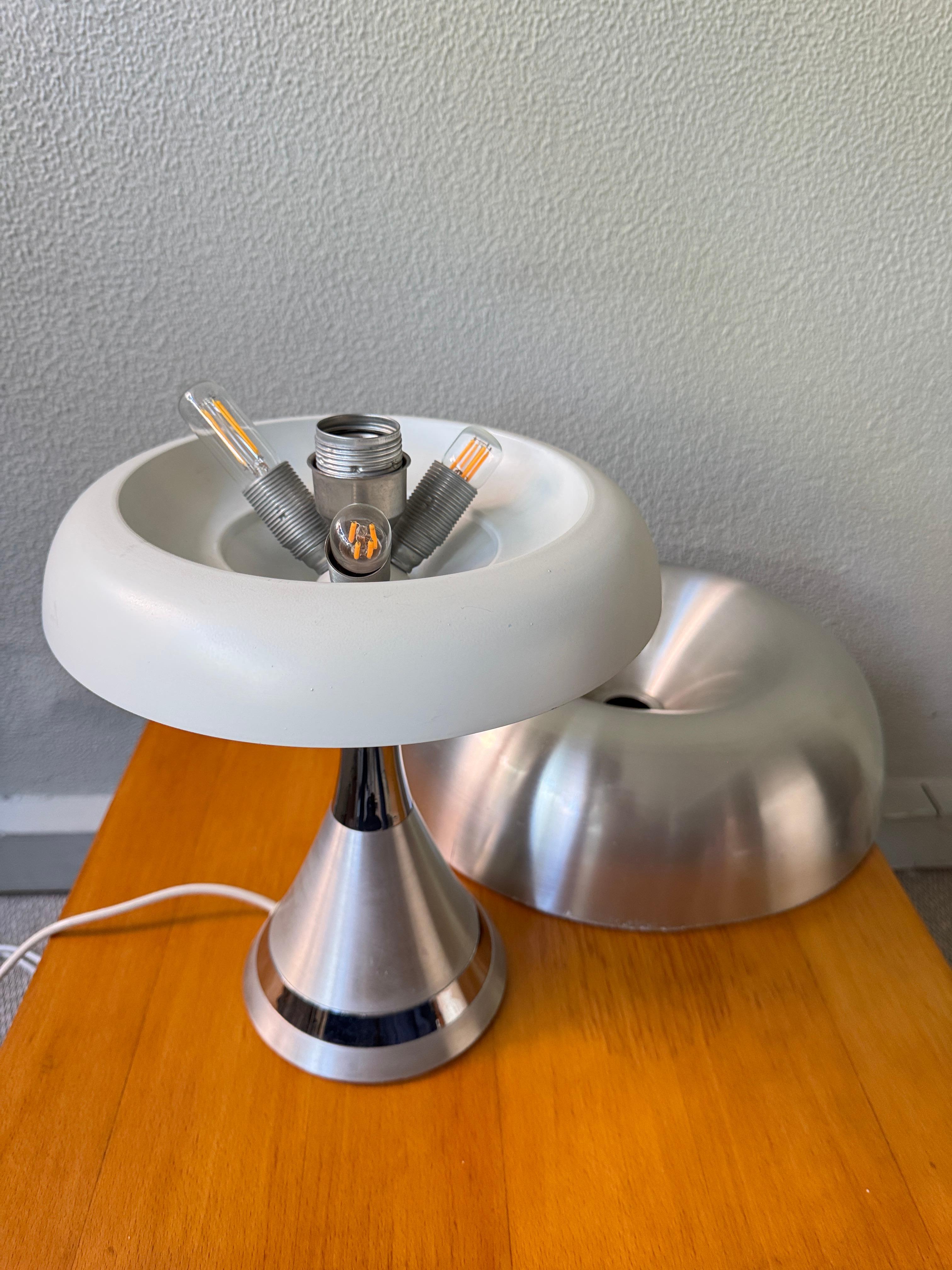 Luigi Massoni Pilz Tischlampe Harvey Guzzini Aluminium Chrom Italien 1970er im Angebot 13