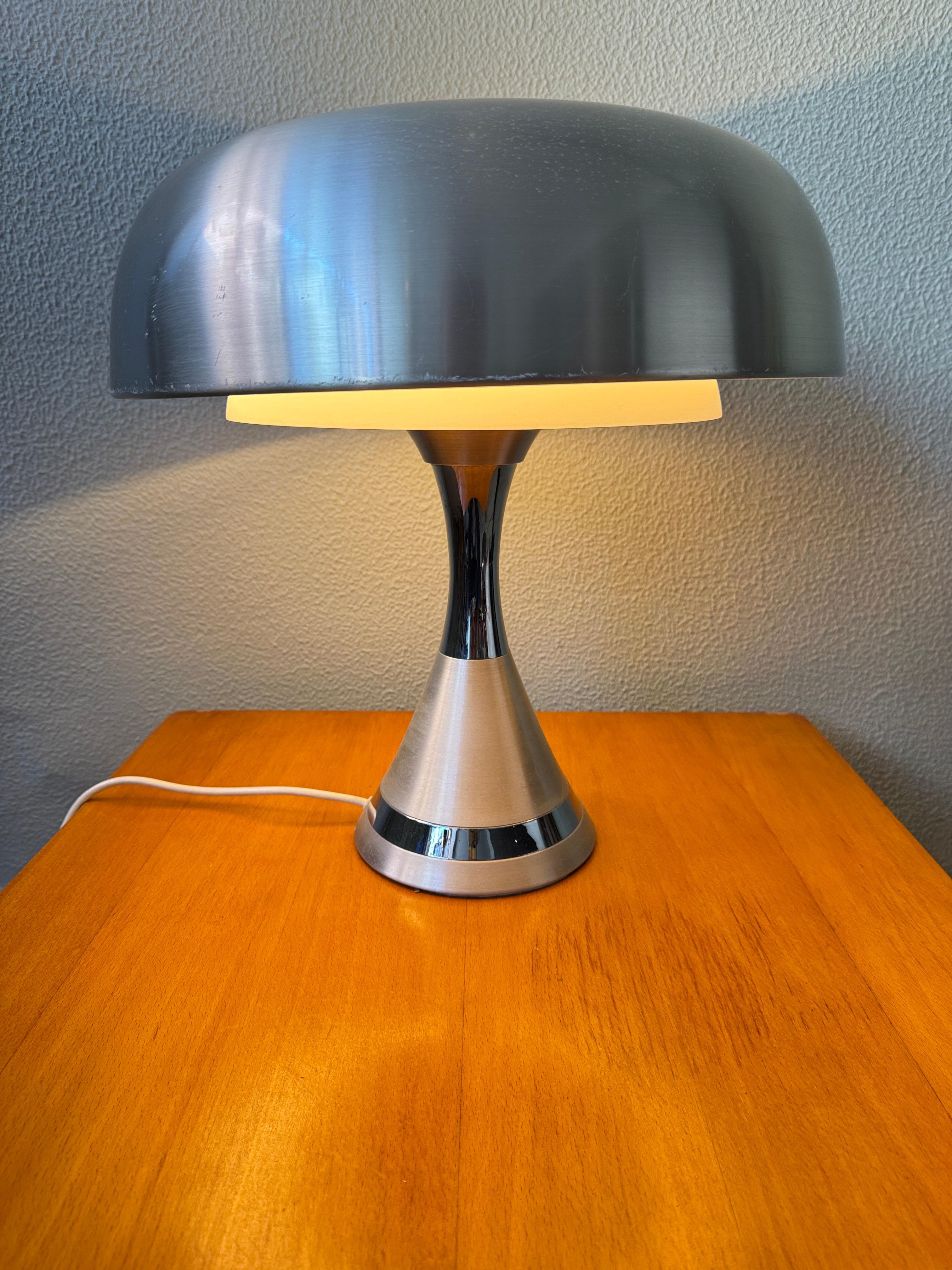 Luigi Massoni Pilz Tischlampe Harvey Guzzini Aluminium Chrom Italien 1970er im Zustand „Gut“ im Angebot in Lisboa, PT