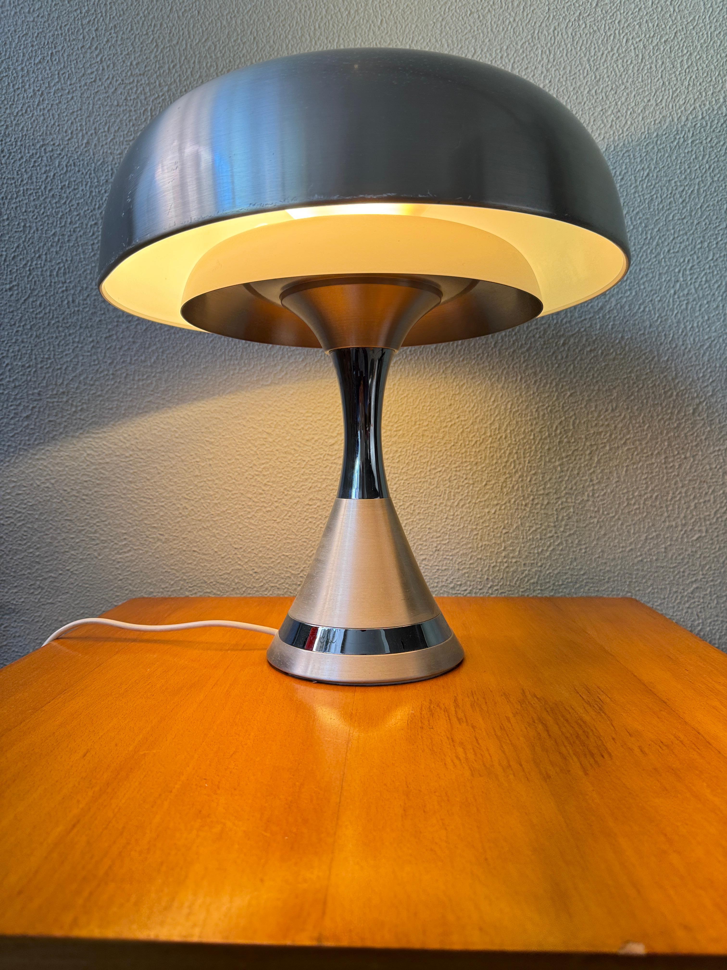 Luigi Massoni Pilz Tischlampe Harvey Guzzini Aluminium Chrom Italien 1970er (Ende des 20. Jahrhunderts) im Angebot