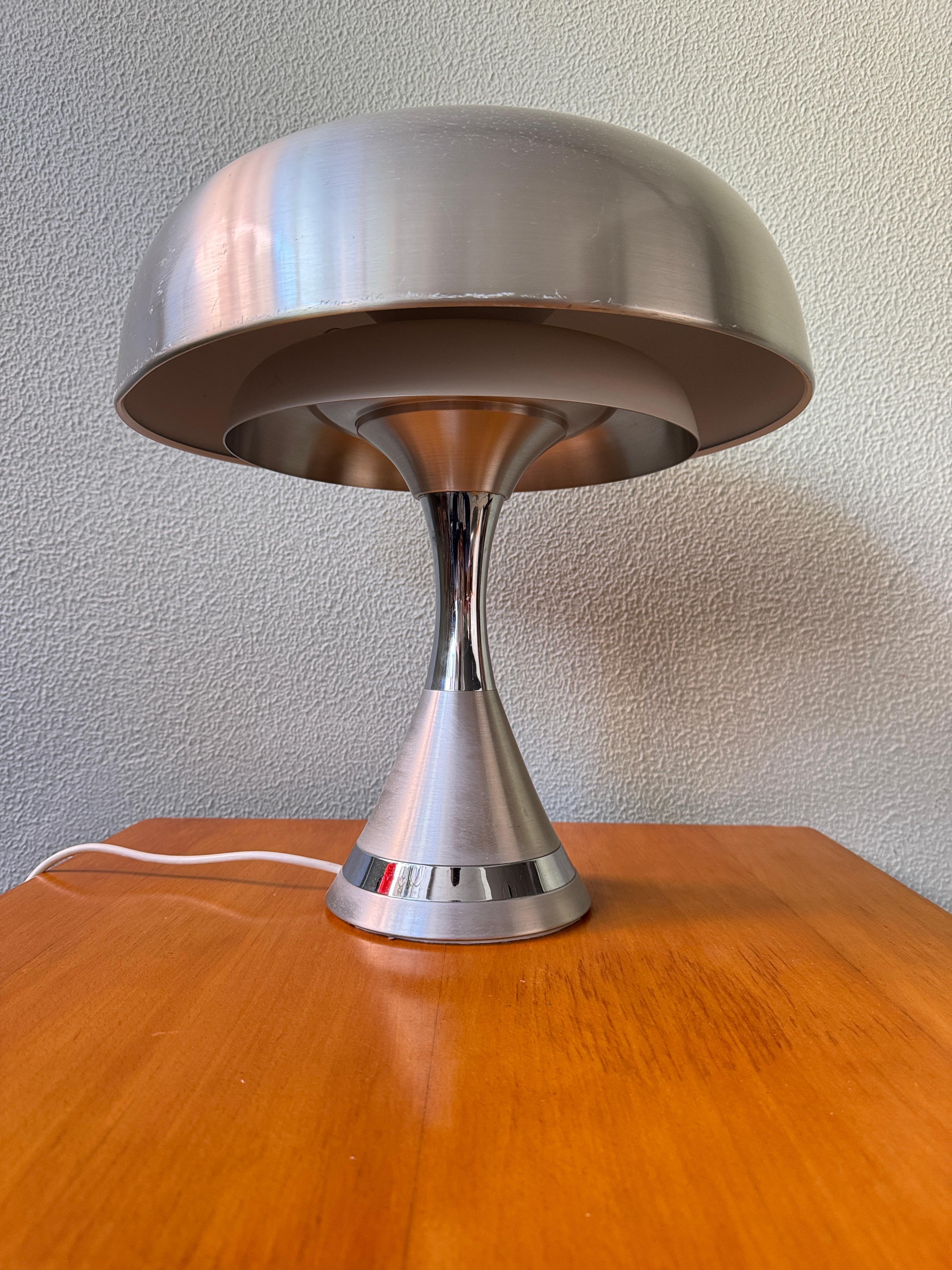 Luigi Massoni Pilz Tischlampe Harvey Guzzini Aluminium Chrom Italien 1970er (Metall) im Angebot
