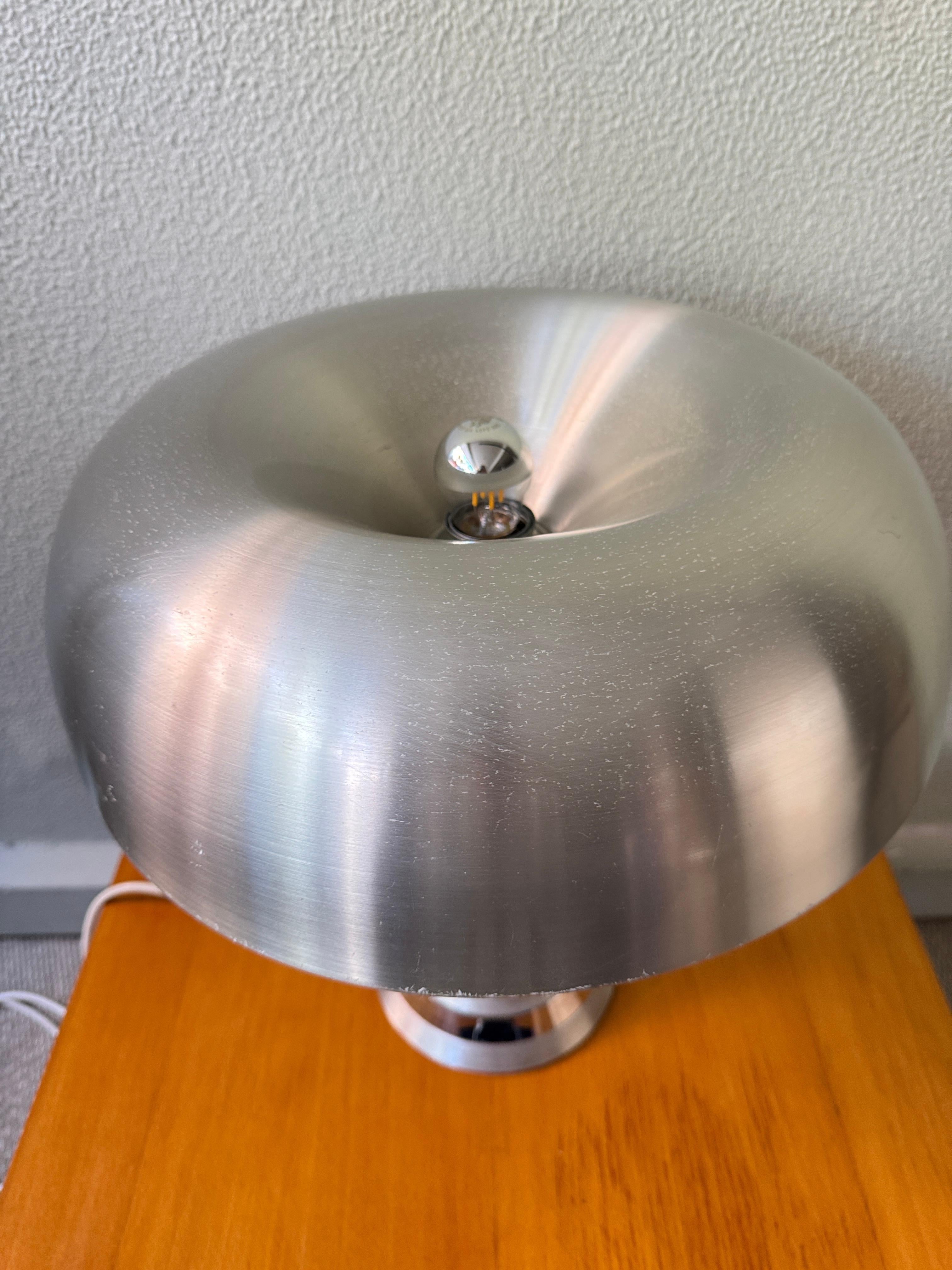 Luigi Massoni Pilz Tischlampe Harvey Guzzini Aluminium Chrom Italien 1970er im Angebot 1