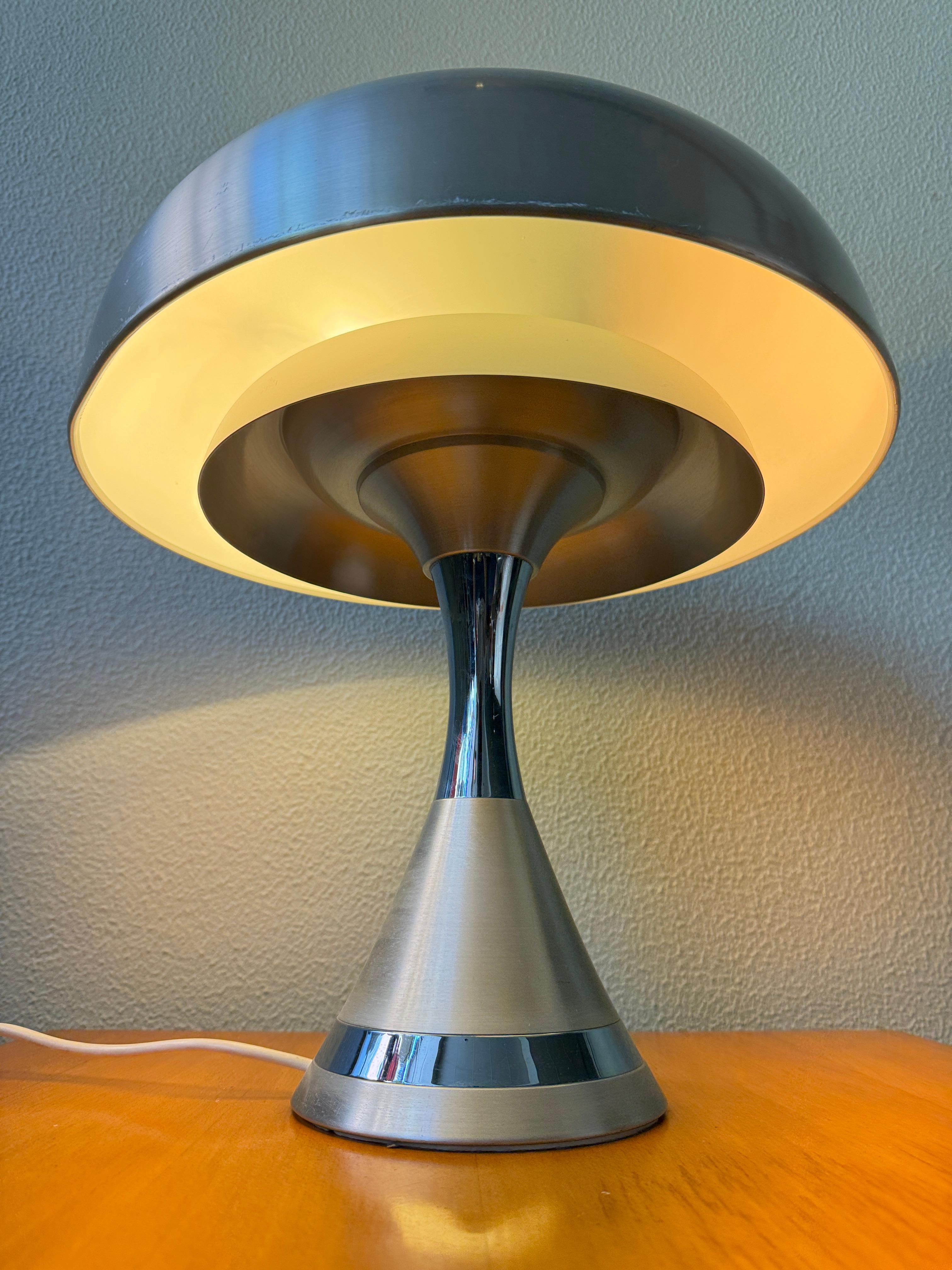 Luigi Massoni Pilz Tischlampe Harvey Guzzini Aluminium Chrom Italien 1970er im Angebot 3