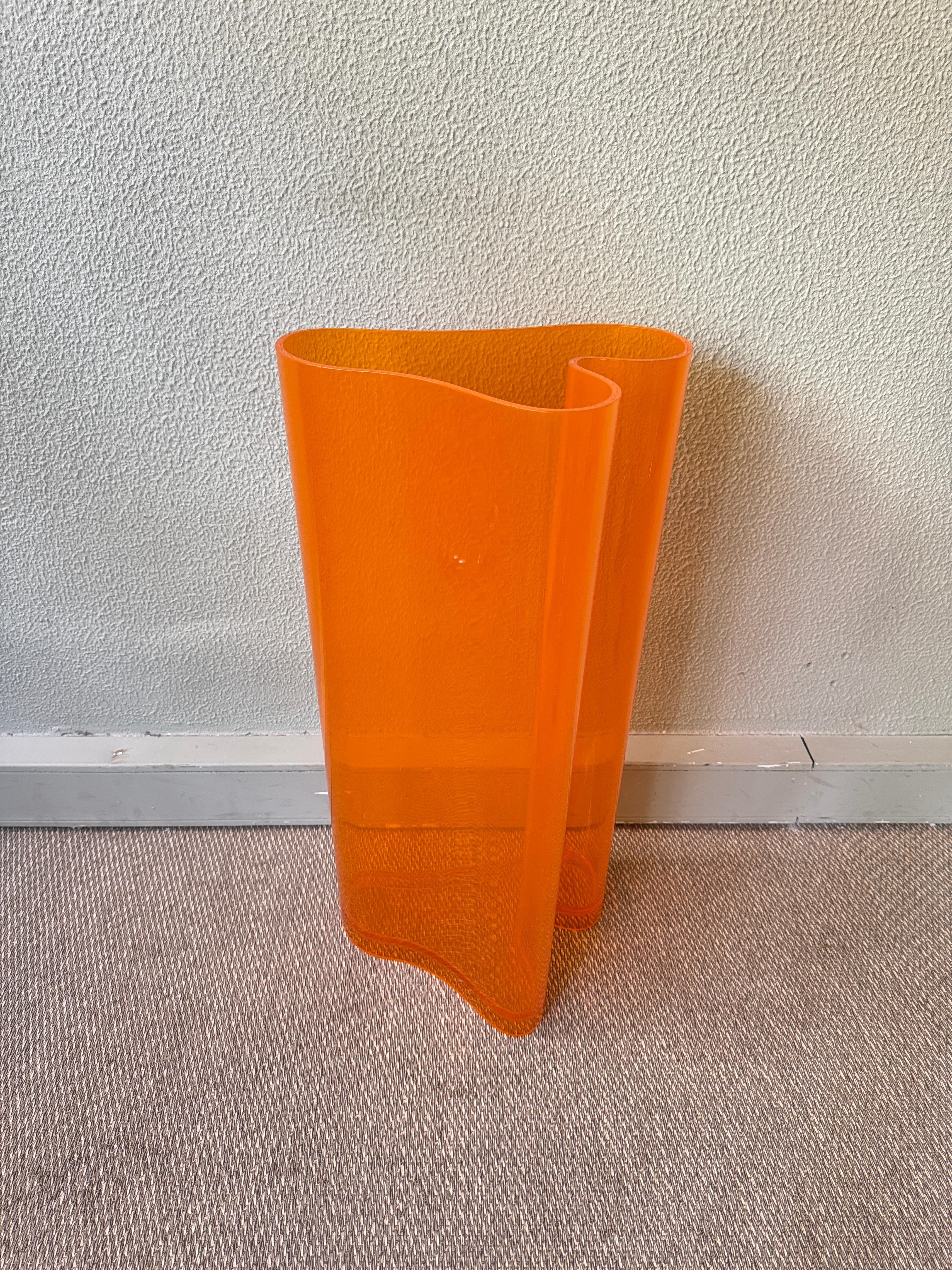 Ère spatiale Porte-parapluies en plexiglas orange de Luigi Massoni pour Guzzini, Italie, années 1970 en vente