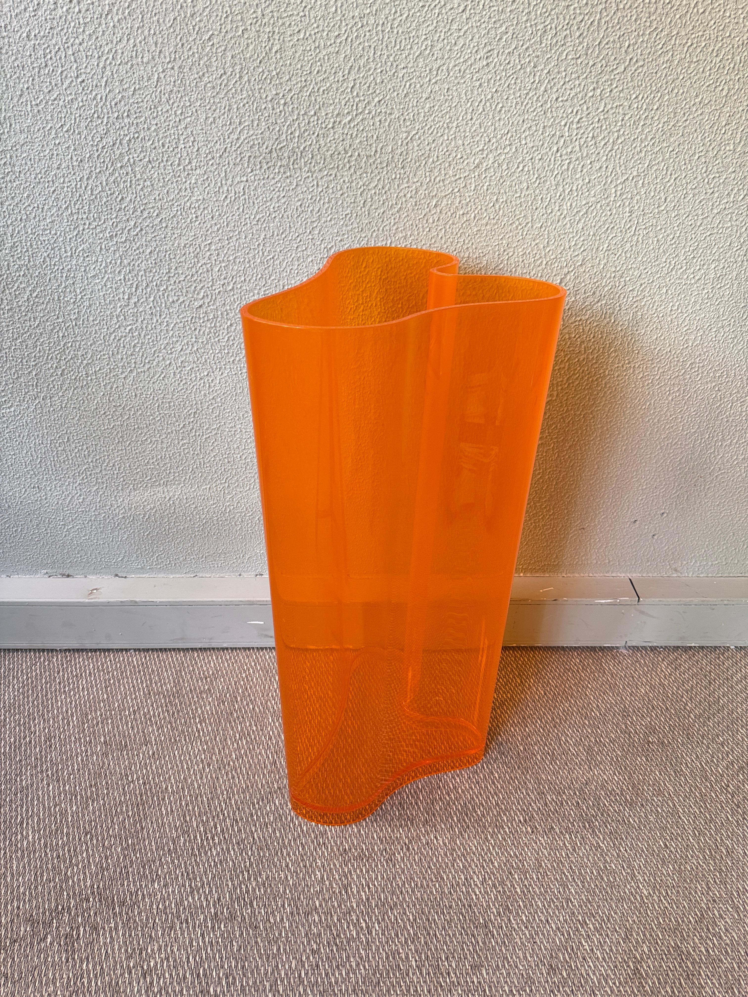 Espagnol Porte-parapluies en plexiglas orange de Luigi Massoni pour Guzzini, Italie, années 1970 en vente