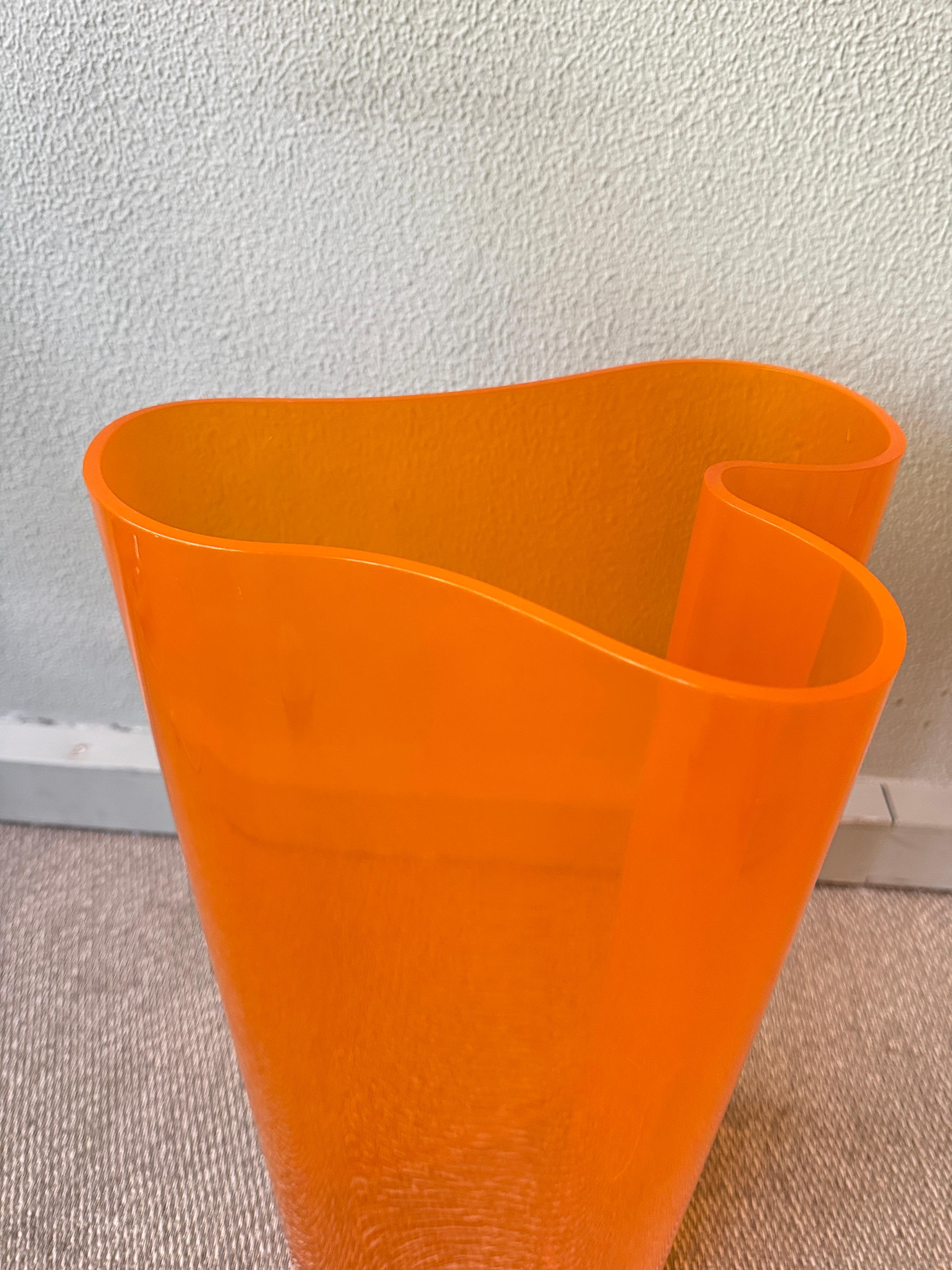 Porte-parapluies en plexiglas orange de Luigi Massoni pour Guzzini, Italie, années 1970 en vente 1