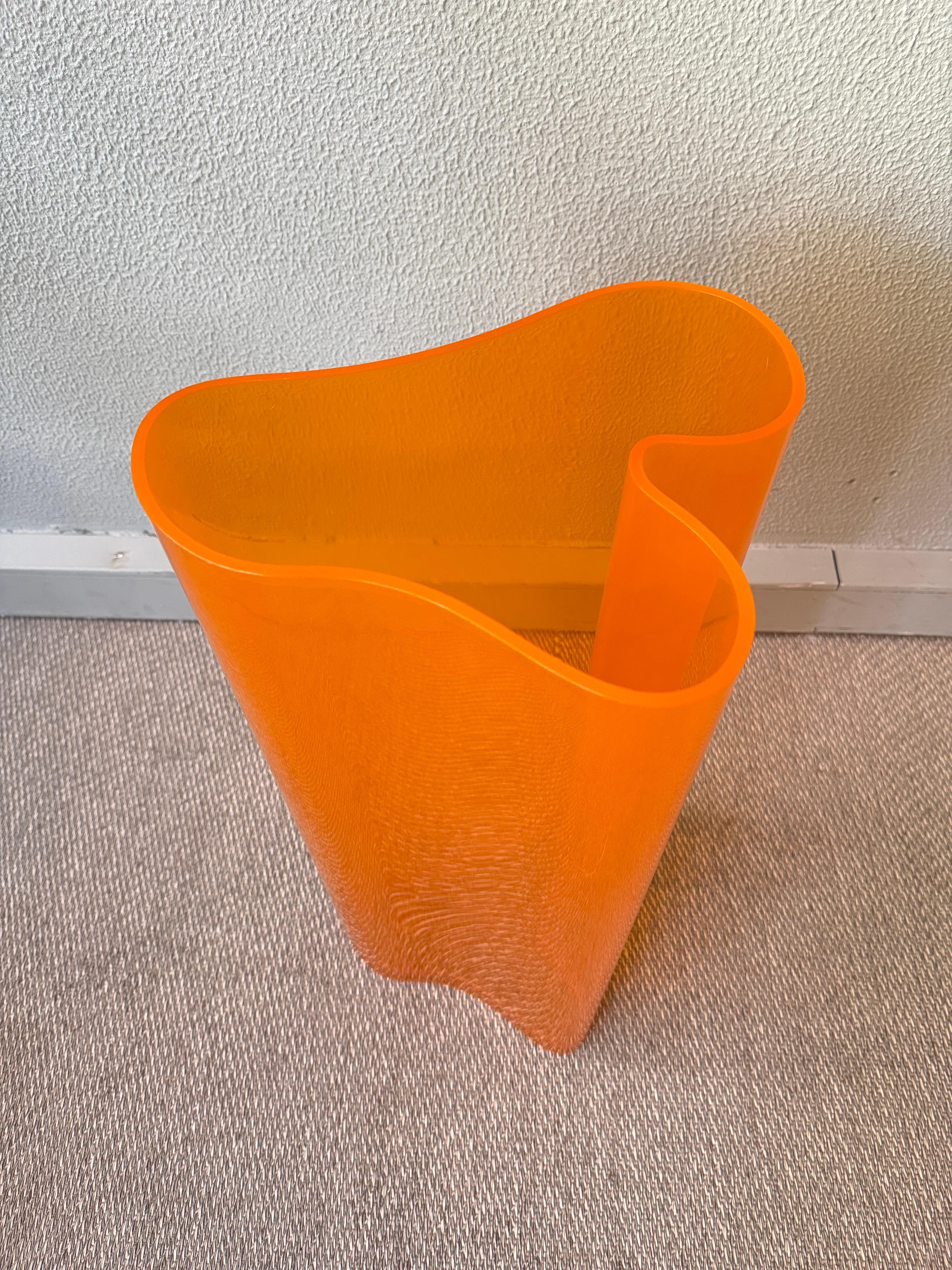 Porte-parapluies en plexiglas orange de Luigi Massoni pour Guzzini, Italie, années 1970 en vente 2