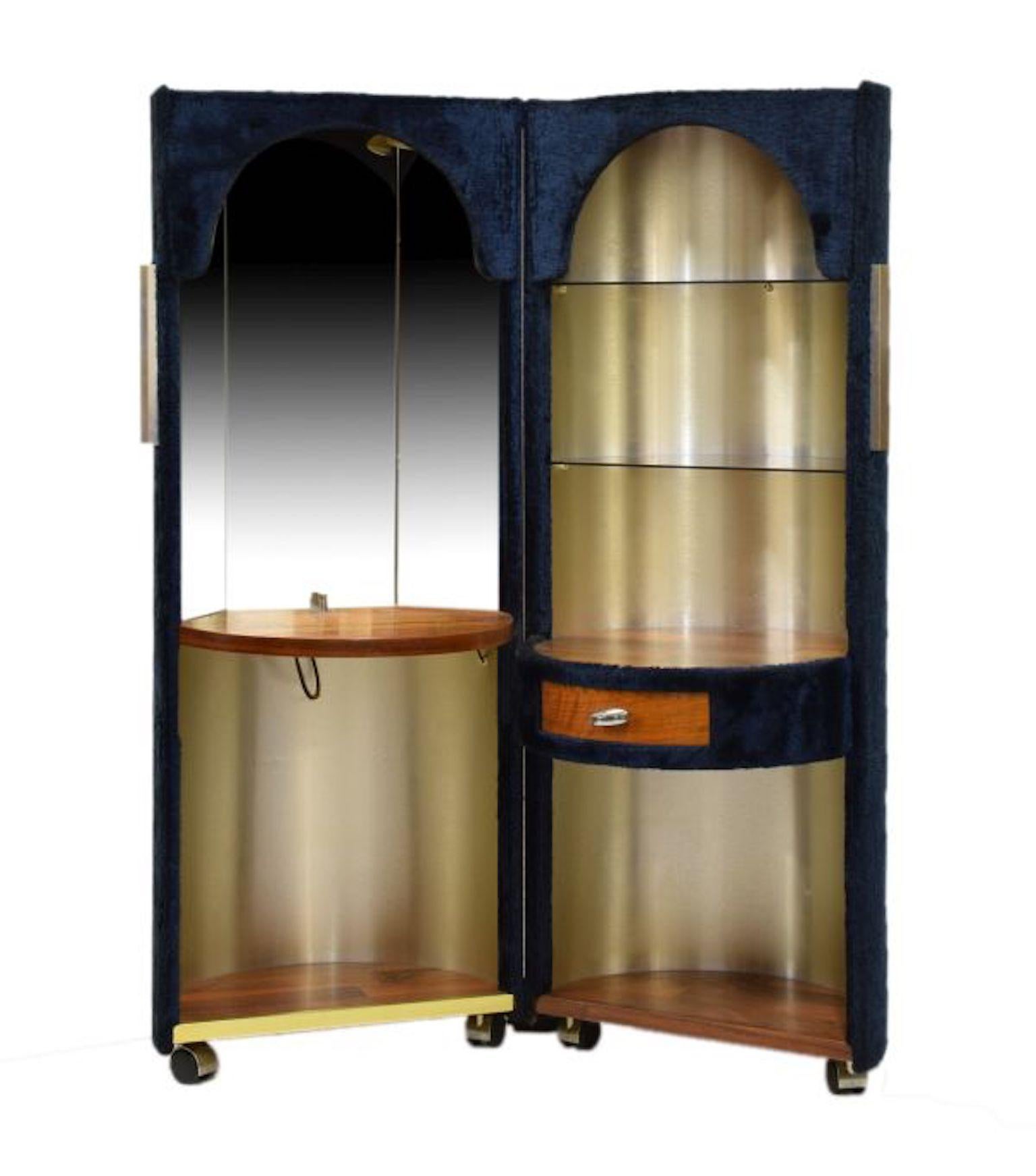 Luigi Massoni pour Poltrona Frau, une rare coiffeuse ou vanité mobile de l'ère spatiale et un tabouret assorti en fausse fourrure marine, années 1970.

Un design iconique des années 1970 et une coiffeuse vraiment amusante et funky qui égaiera