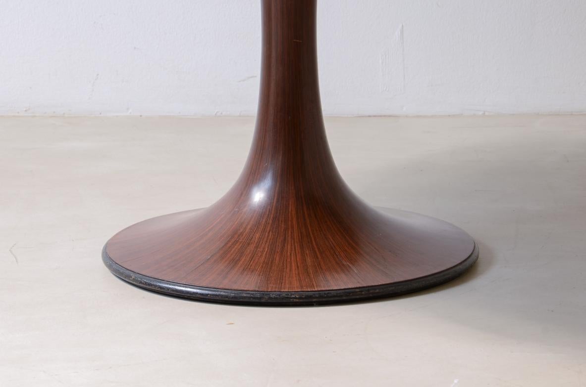 Mid-Century Modern Luigi Massoni. Rare table élégante avec base tournée et plaquée. en vente