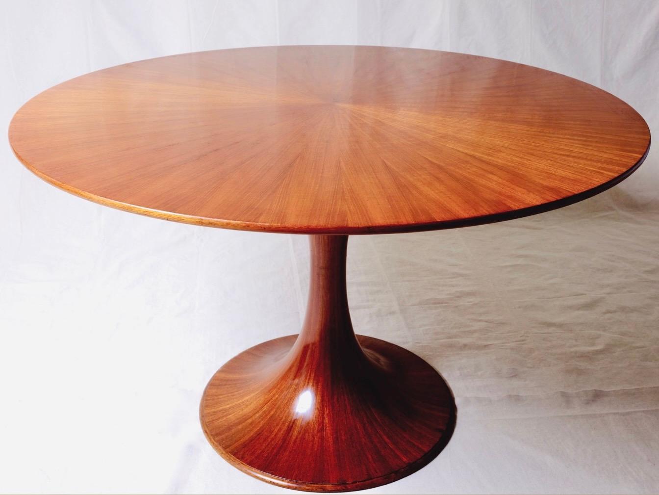 A timeless & compact dining table design by Luigi Massoni for Mobilia, Italy 1950’s.

This is the most coveted & collectable ‘Sunburst’ version of the ‘Clessidra’ table with both the ‘sunburst’ top & tulip base to match.

Italian walnut,