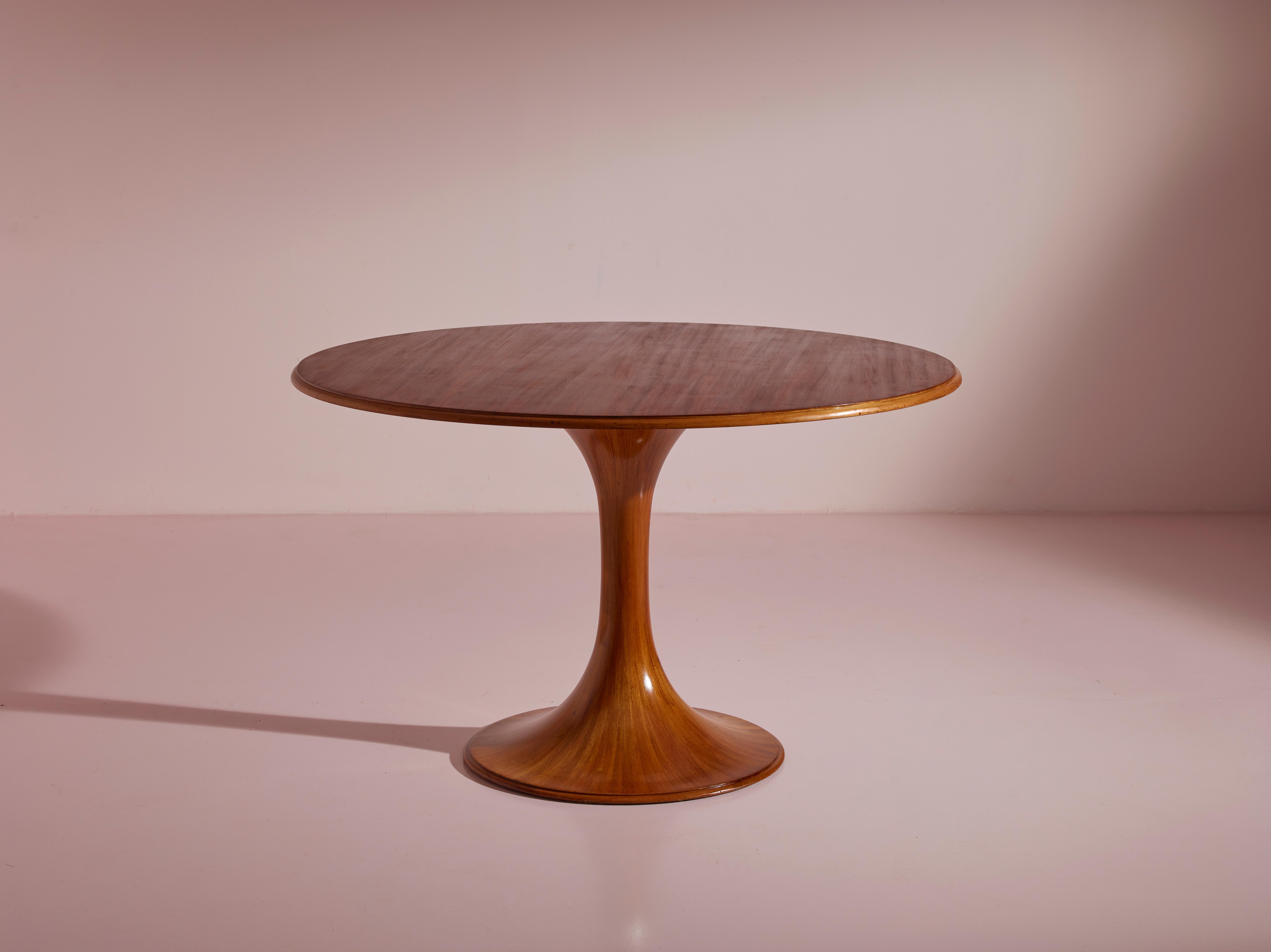 Round Walnut Dining Table Produced by Mobilia in the 1960s, Designed by Luigi Massoni

Creating a table like this requires exceptional craftsmanship, blending meticulous overall design with construction rooted in traditional woodworking techniques.