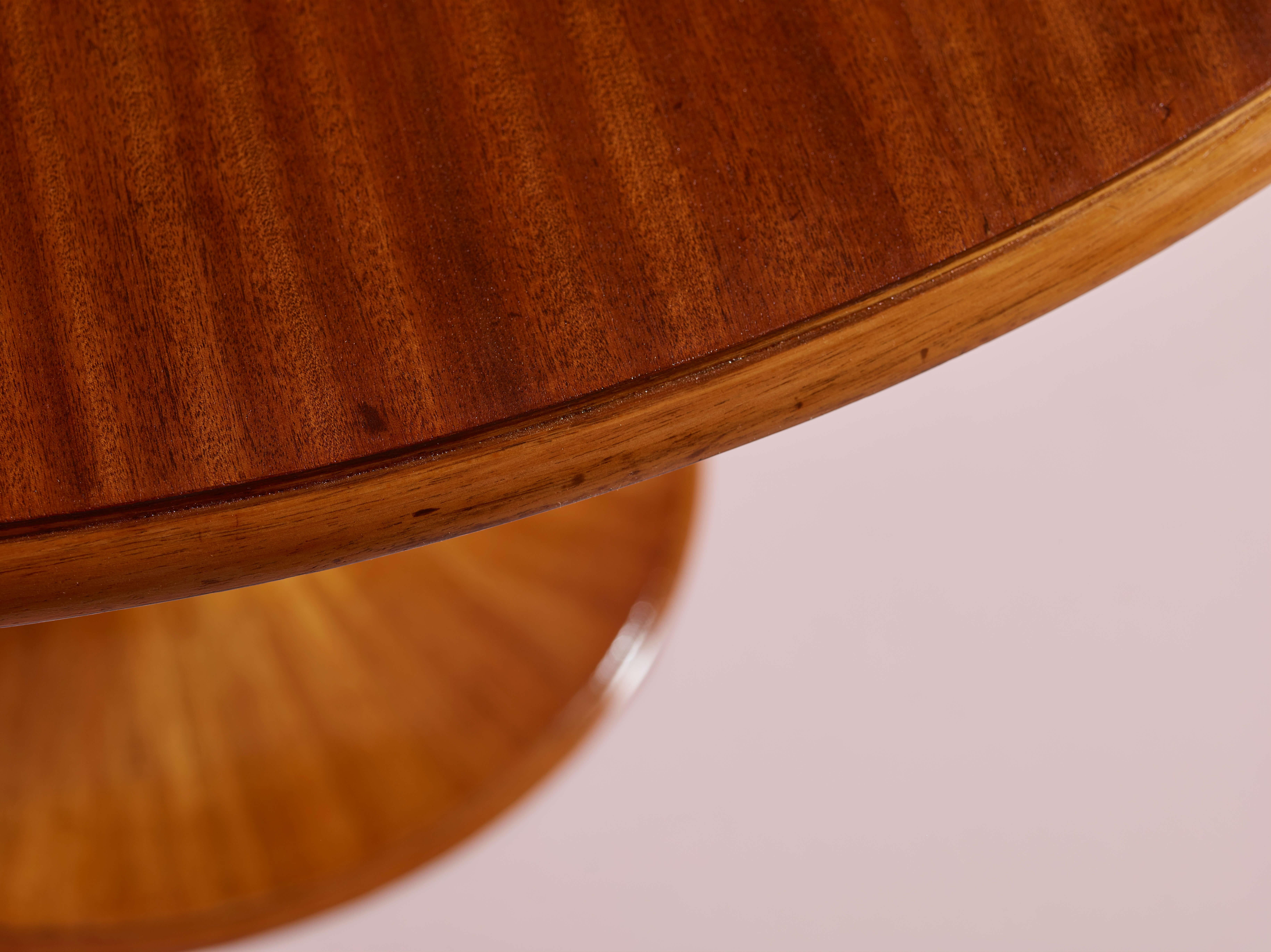 Mid-Century Modern Luigi Massoni walnut Clessidra round dining table by Mobilia, Italy, 1960s