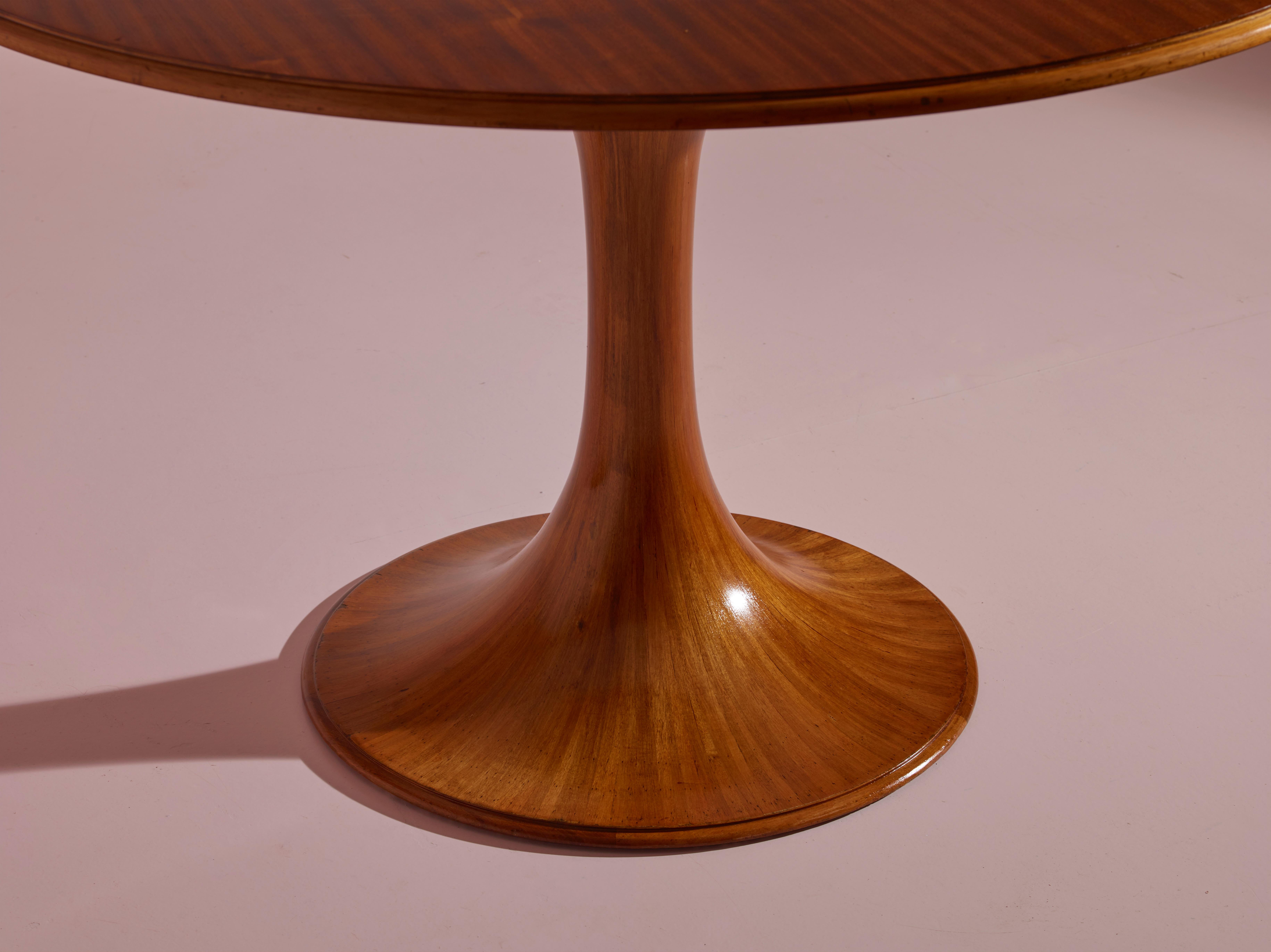 Italian Luigi Massoni walnut Clessidra round dining table by Mobilia, Italy, 1960s