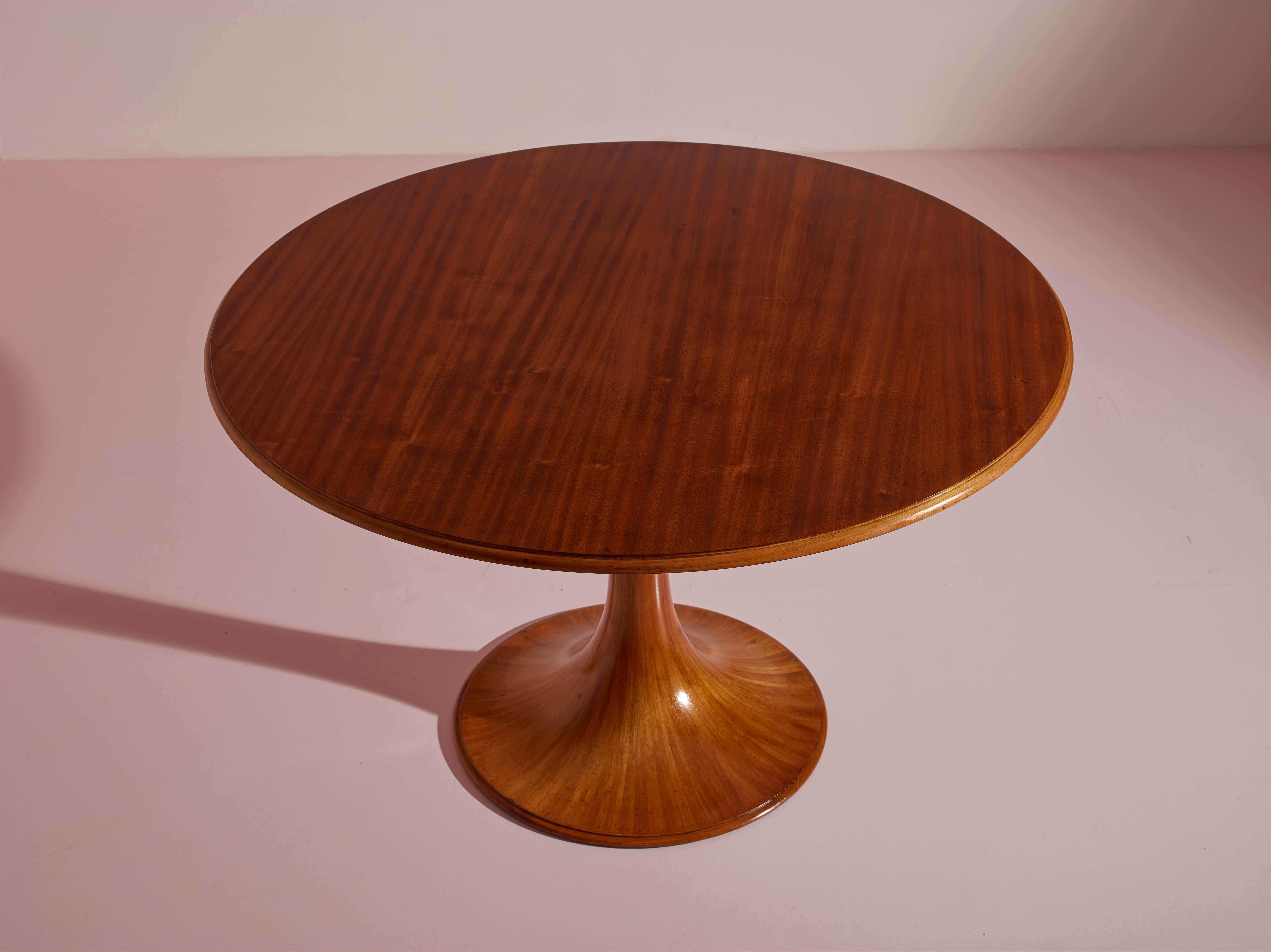 Luigi Massoni walnut Clessidra round dining table by Mobilia, Italy, 1960s In Good Condition In Chiavari, Liguria