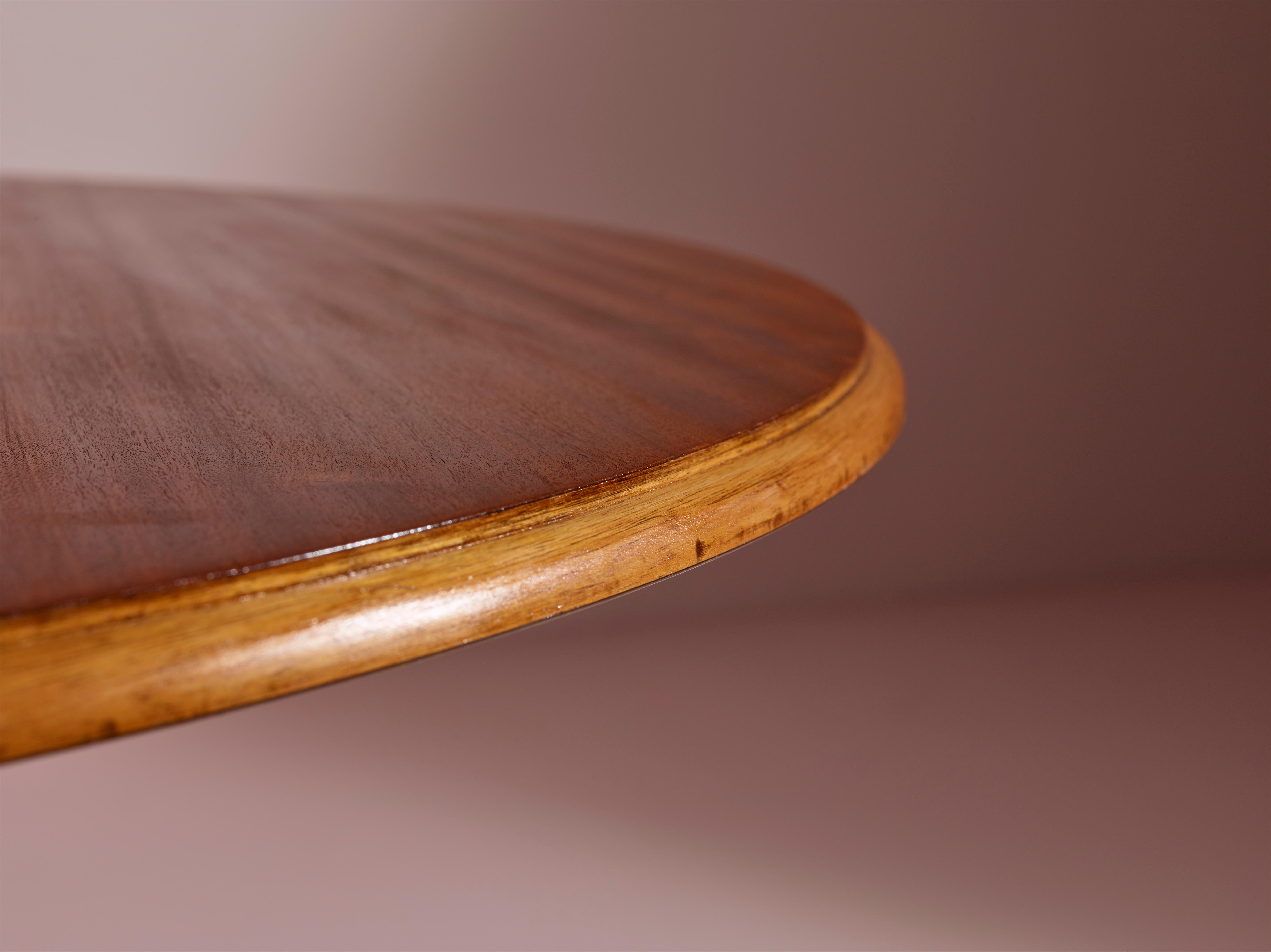 Walnut Luigi Massoni walnut Clessidra round dining table by Mobilia, Italy, 1960s