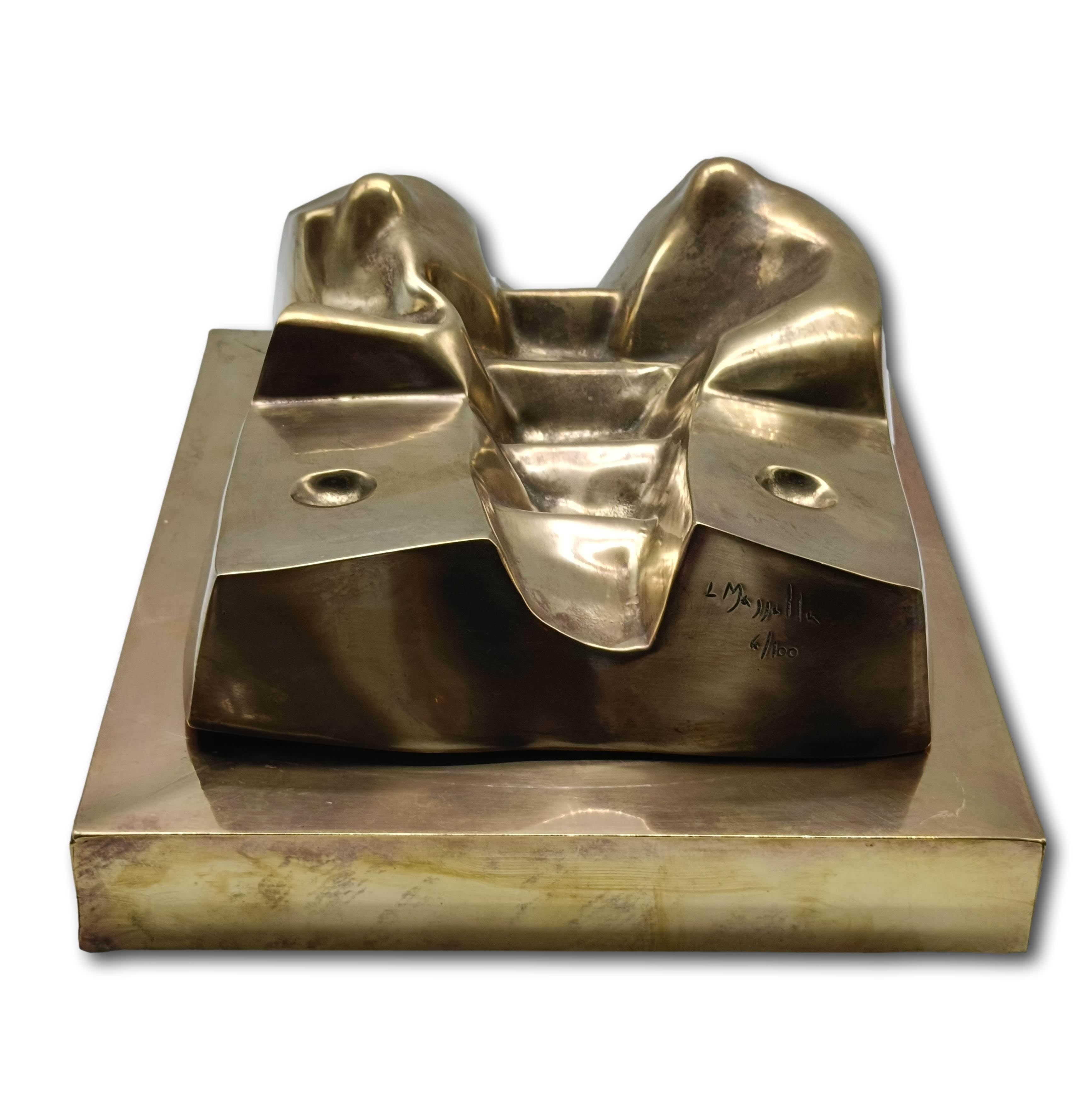 Lo scultore napoletano Luigi Mazzella si esprime col bronzo, con il legno, l’argento, la ceramica, il ferro e anche il piombo. le sue ultime opere, grandi e monumentali sono realizzate in piombo, che è l’elemento dell’alchimista, che si trasforma in