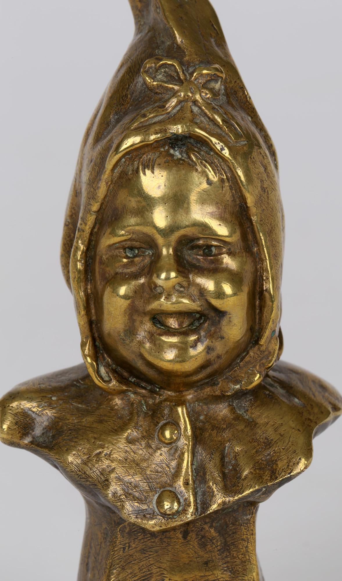 Buste d'enfant italien en bronze doré portant un bonnet de Luigi Melchiorre en vente 4