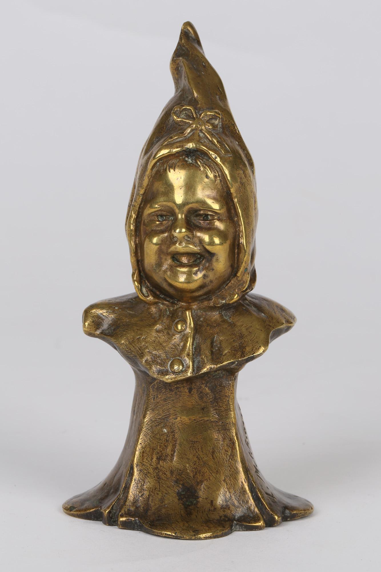 Un bel busto scultoreo in bronzo dorato italiano antico di un bambino che indossa una cuffietta, firmato da Luigi Melchiorre (1859-c.1908). Il busto si trova su un piedistallo integrale drappeggiato e raffigura una testa ben dettagliata di un