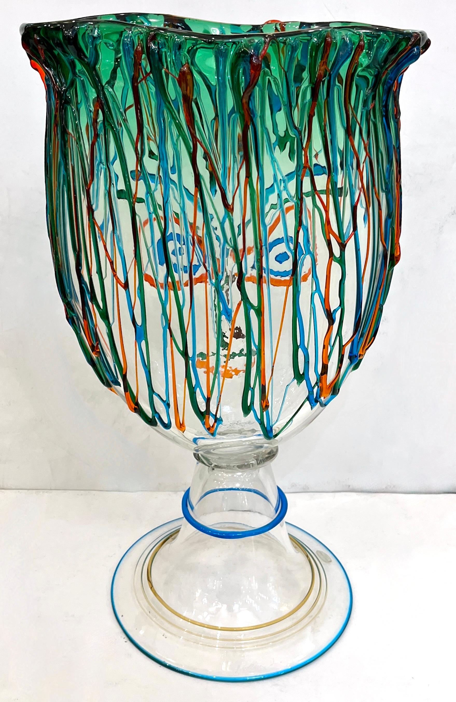 Luigi Mellara Picasso Homage italien vase sculpté en verre de Murano vert et bleu Excellent état - En vente à New York, NY