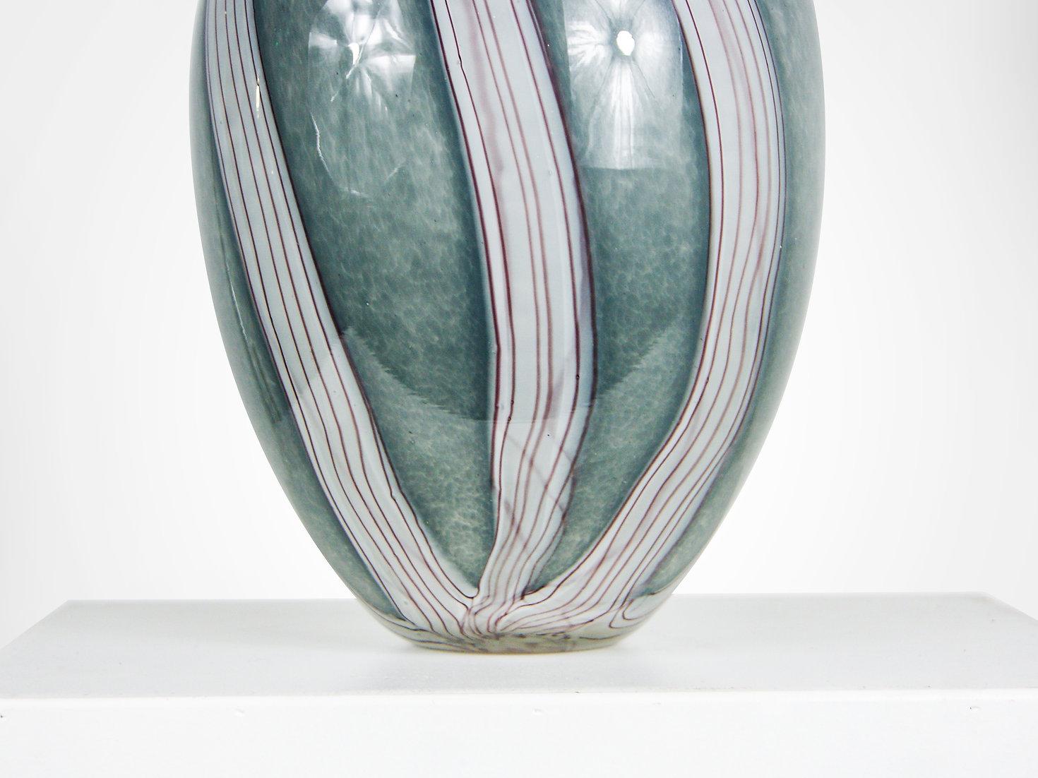 Riesige Murano-Sommerso-Glasvase von Luigi Onesto, ca. 1950er Jahre.
Ungewöhnliche klobige und schwere Glasvase in trüber silbergrauer Farbe. 
Mit einem untergetauchten Kern aus weißer Lava, der von dünnen roten Streifen durchzogen ist. Das Innere