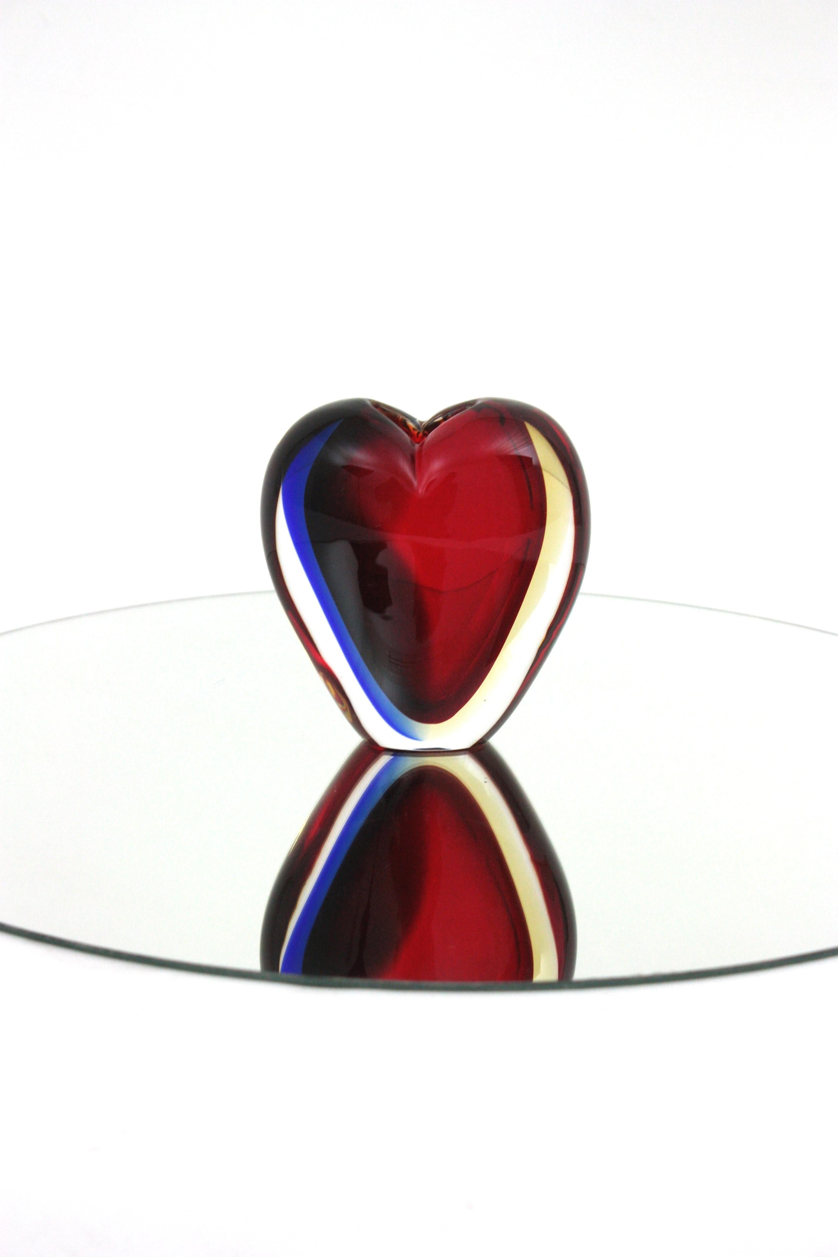 Mid-Century Modern Vase en verre d'art Murano Sommerso en forme de coeur signé Luigi Onesto en vente