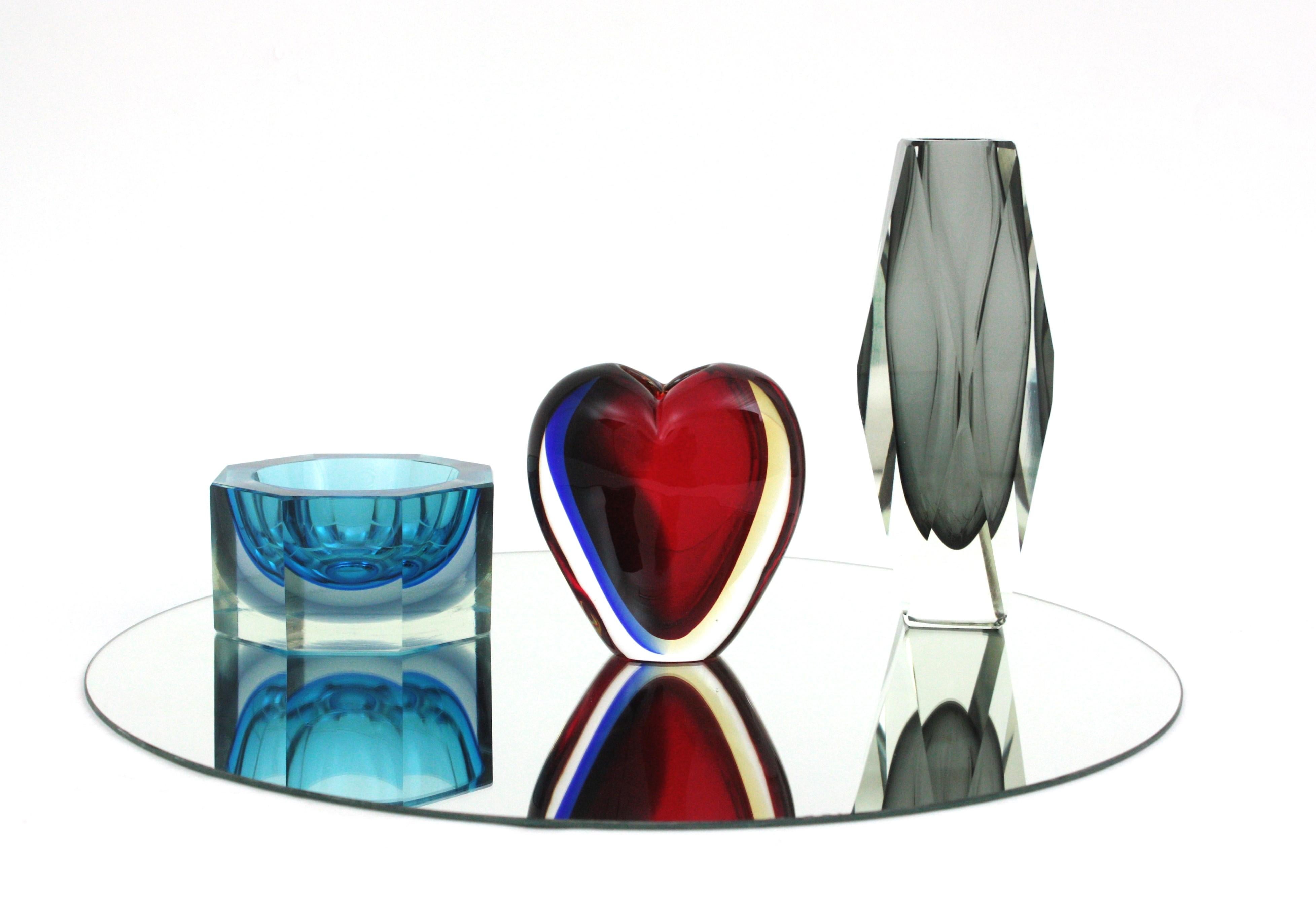 italien Vase en verre d'art Murano Sommerso en forme de coeur signé Luigi Onesto en vente