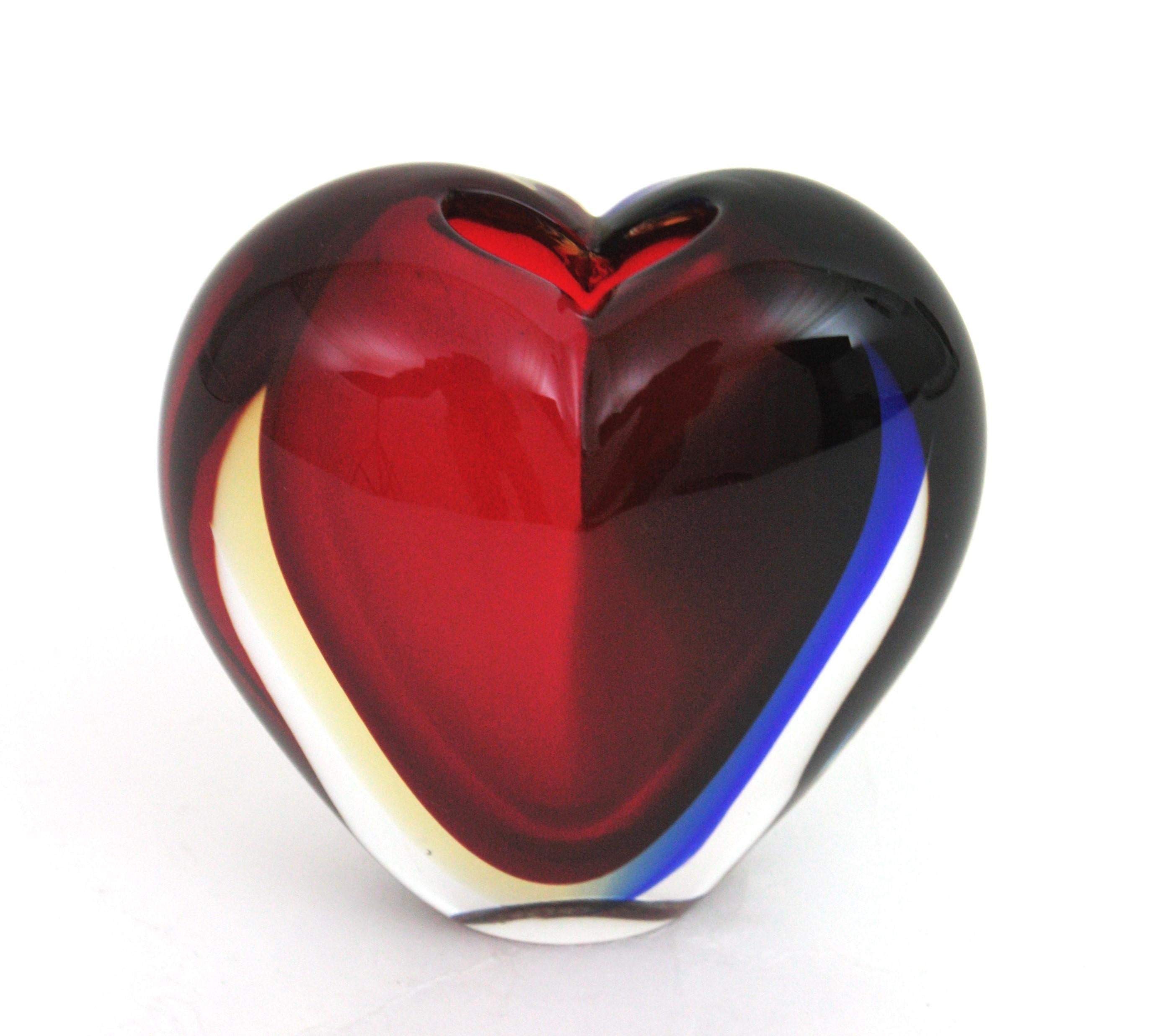 Fait main Vase en verre d'art Murano Sommerso en forme de coeur signé Luigi Onesto en vente