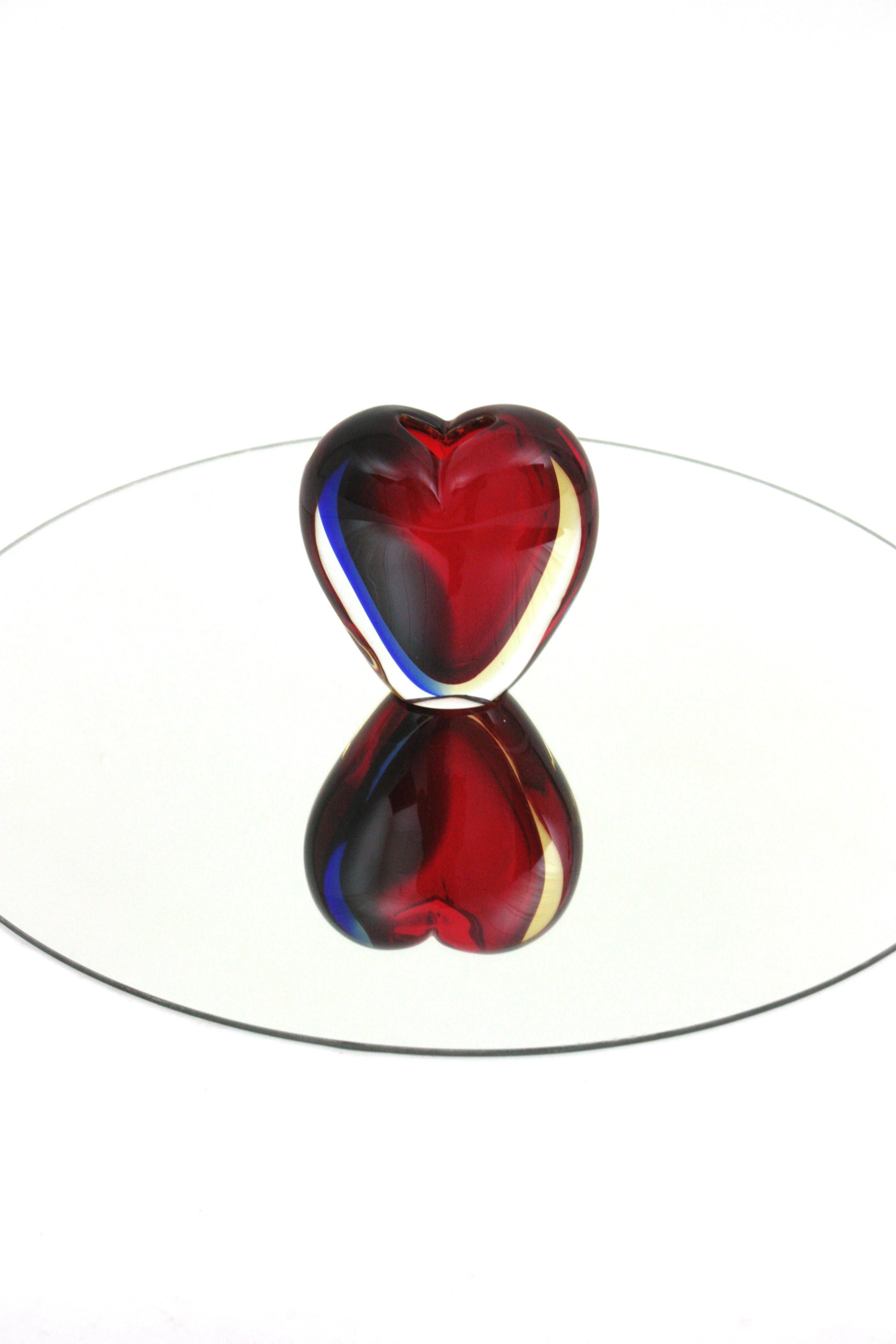 20ième siècle Vase en verre d'art Murano Sommerso en forme de coeur signé Luigi Onesto en vente