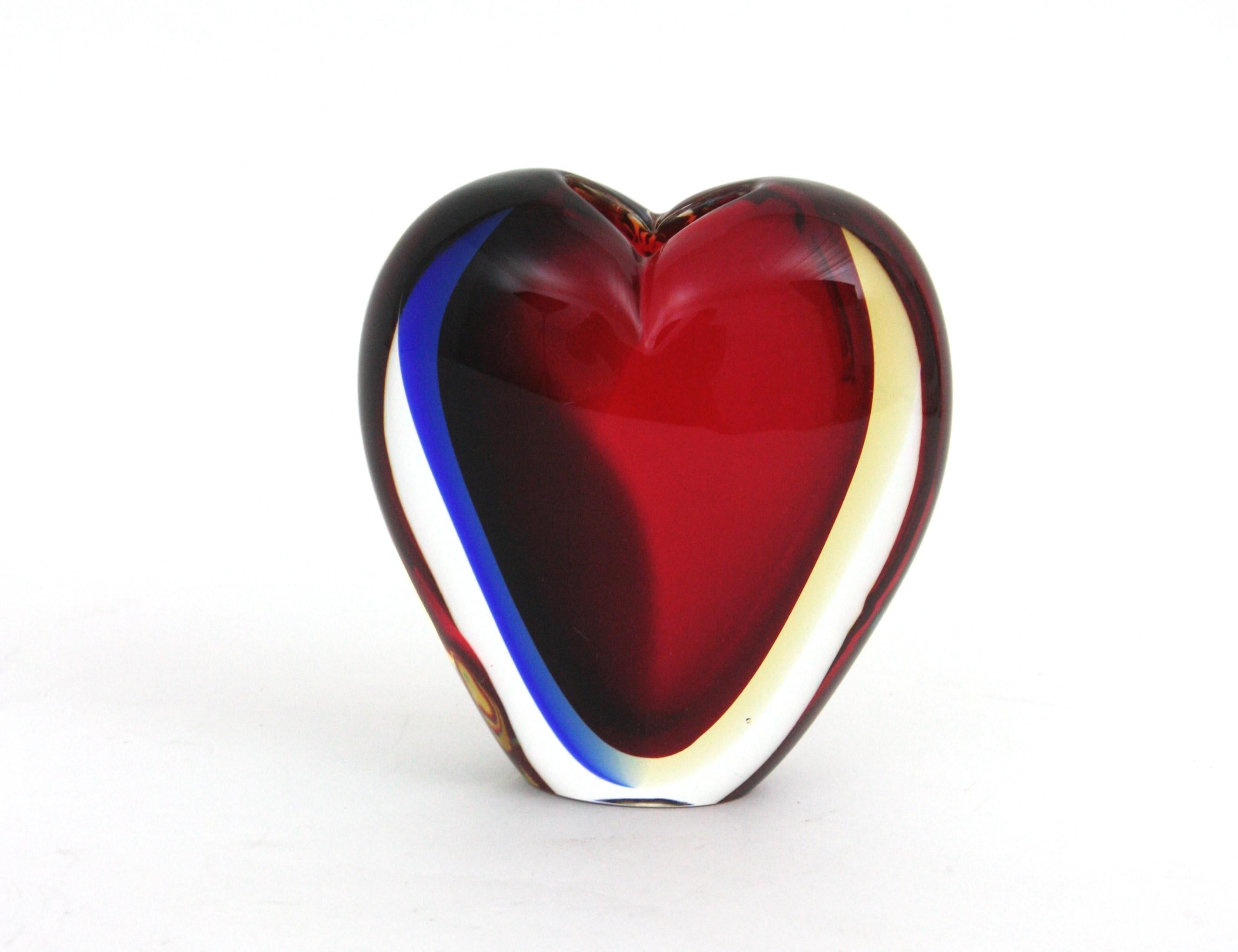 Verre Vase en verre d'art Murano Sommerso en forme de coeur signé Luigi Onesto en vente