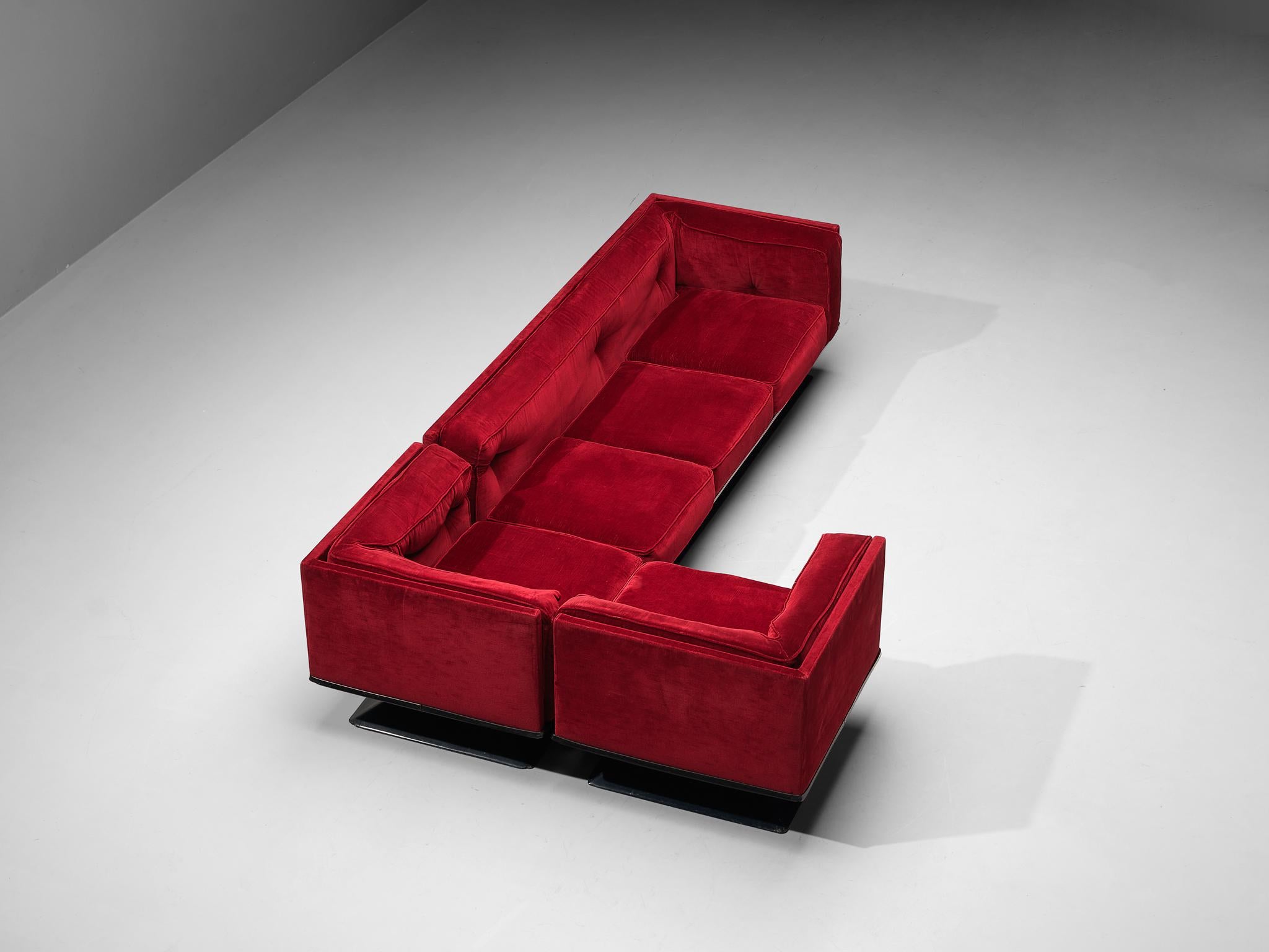 Luigi Pellegrin pour MIM Roma, canapé modulaire, velours, métal, polyester, Italie, années 1950.

Cet ensemble de salon polyvalent de Luigi Pellegrin se compose d'un élément régulier et de deux éléments d'angle. Un meuble très polyvalent qui permet