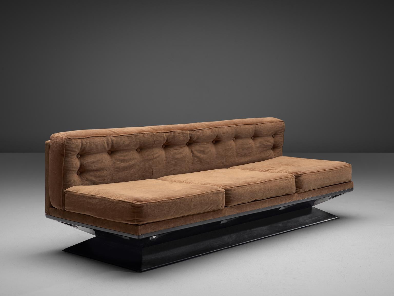 Luigi Pellegrin for MIM Roma, signed sofa, fabric, metal and polyester, Italy, late 1950s

This sofa by Luigi Pellegrin is upholstered with a beige fabric and features a polyester trapeze or hourglass base. The seating features a a solid form,