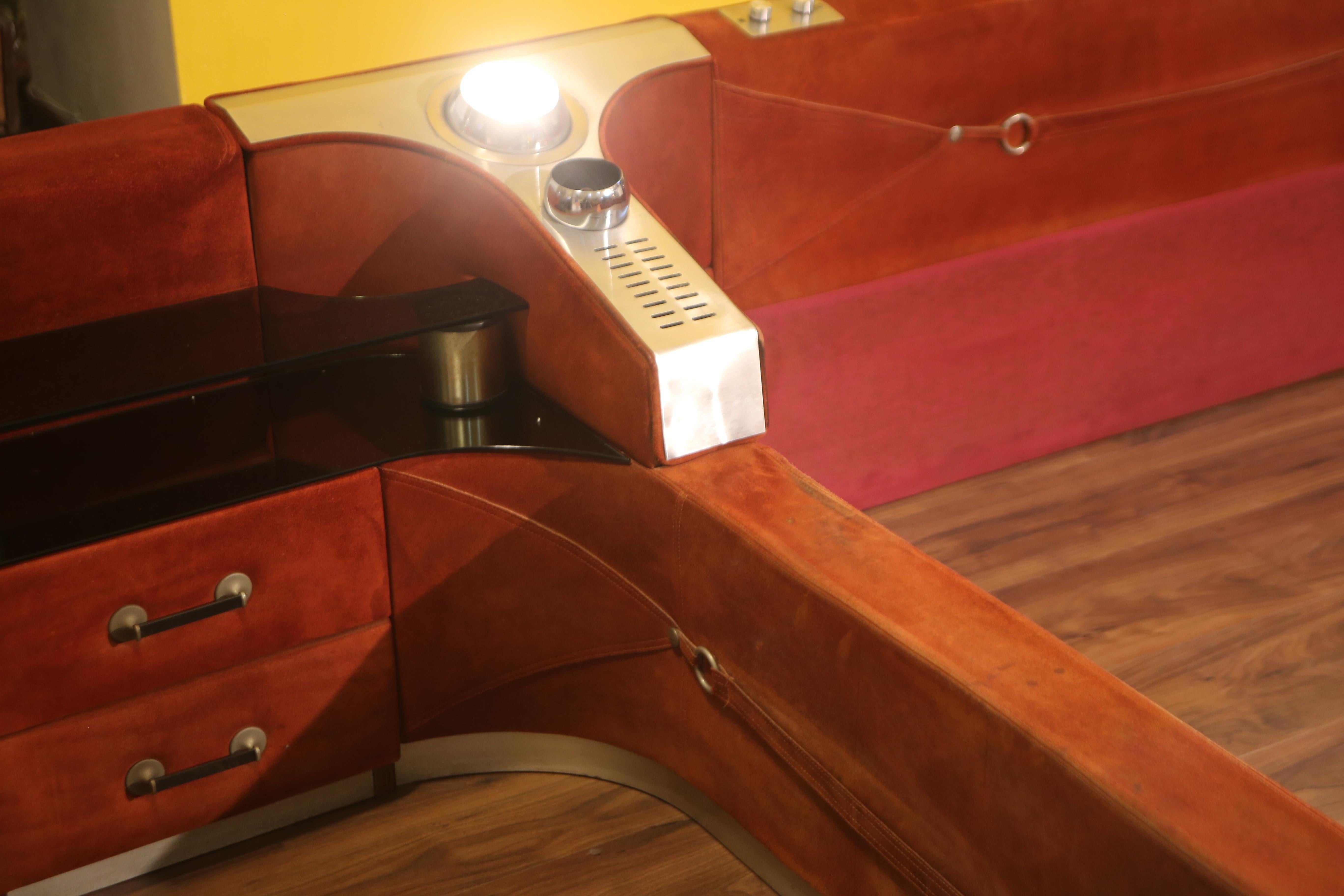 Luigi Radaelli Futuristisches italienisches Kingsize-Bett aus den 70er Jahren (Late 20th Century) im Angebot