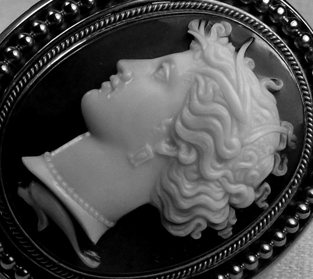 Luigi Rosi Antique Victorian Nymph Arethusa Hard Stone Cameo Brooch In Excellent Condition In London, GB