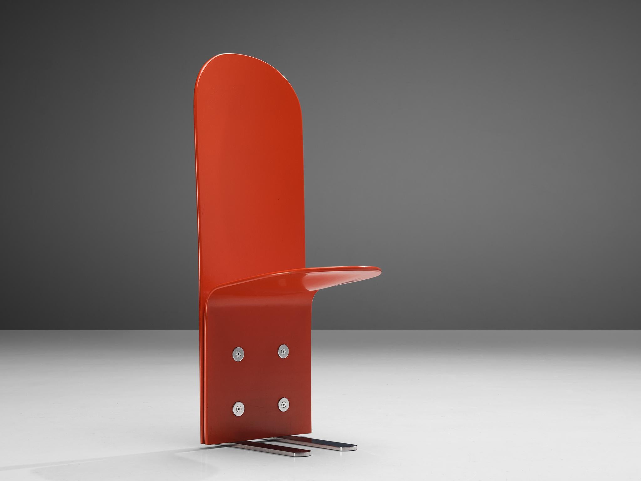 Luigi Saccardo für Arrmet, Esszimmerstuhl, Modell 'Pelicano', lackiertes Sperrholz, verchromtes Metall, 1970er Jahre

Exzentrischer Stuhl aus rot lackiertem Sperrholz. Die auffallend hohe Rückenlehne verleiht diesem Stuhl ein stattliches Aussehen.