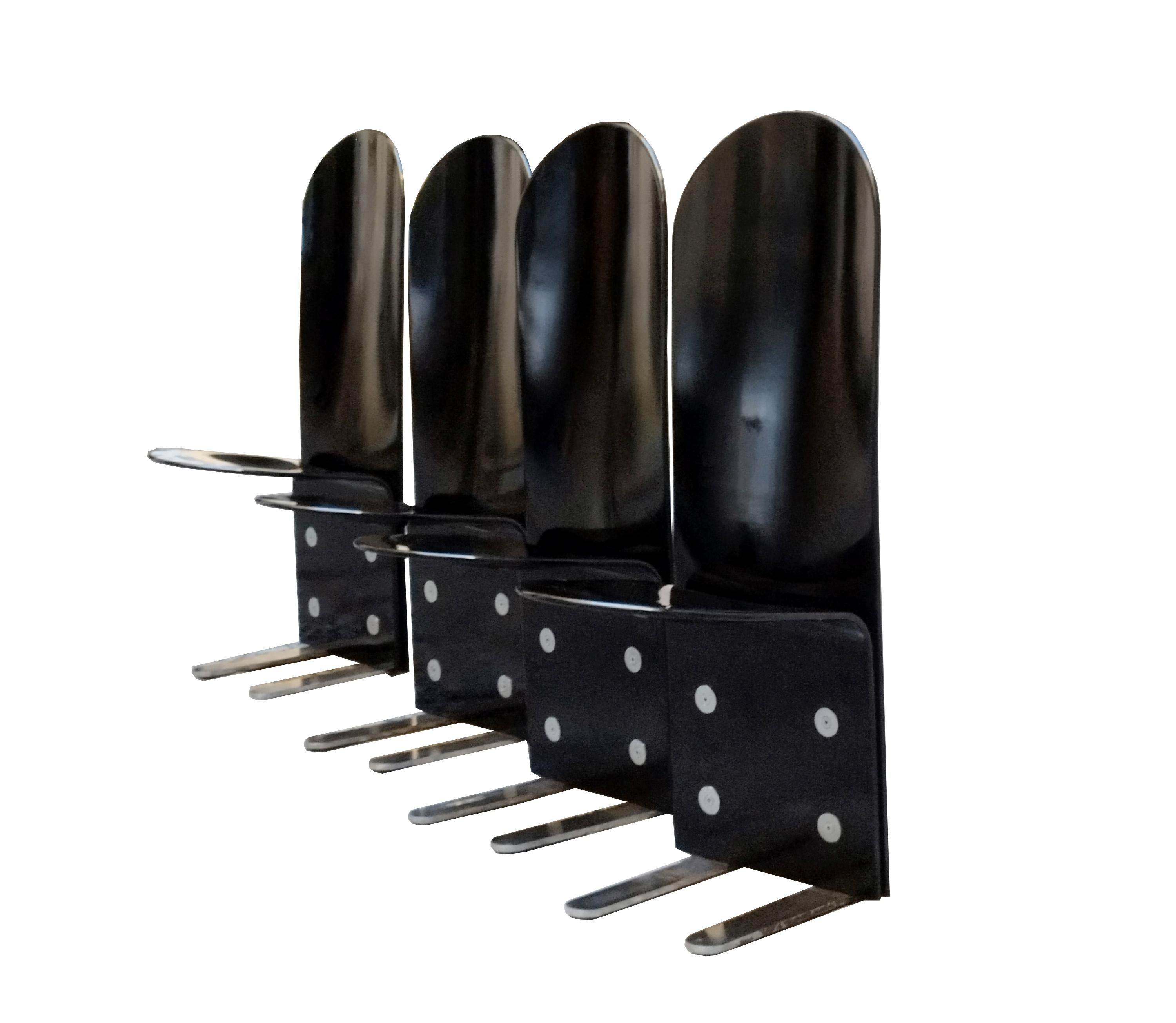 Satz von vier Stühlen Modell Pellicano aus gebogenem, schwarz lackiertem Holz Verchromte Stahlfüße mit Schrauben und Unterlegscheiben zur Befestigung des Holzes, Designer Luigi Saccardo für Armet Mitte der 1970er Jahre.