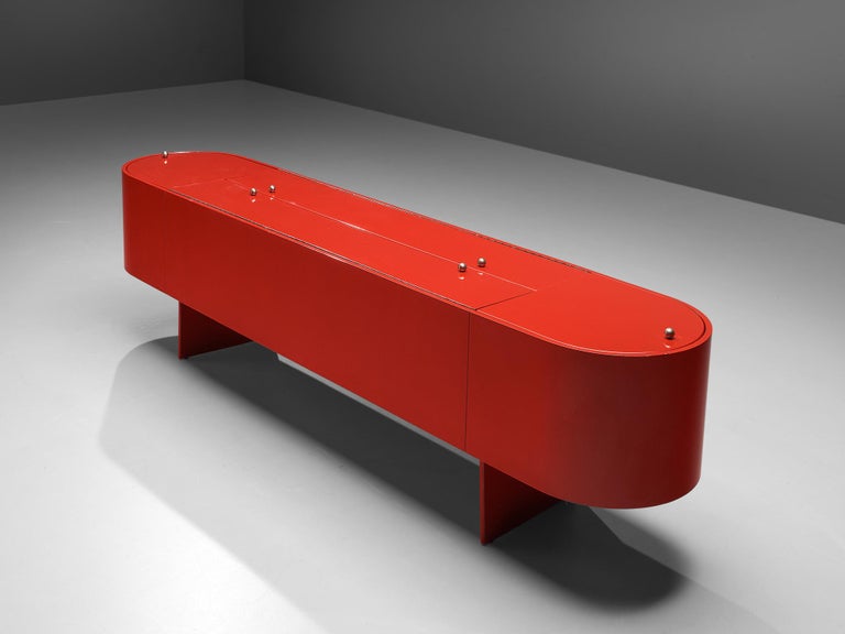 Luigi Saccardo for Arrmet, sideboard with dry bar, model ‘Parentisi’, red lacquered wood, metal, glass, Italy, 1976

The ‘Parentisi’ sideboard with dry bar by Italian designer Luigi Saccardo embodies extraordinary features. Firstly, the format of